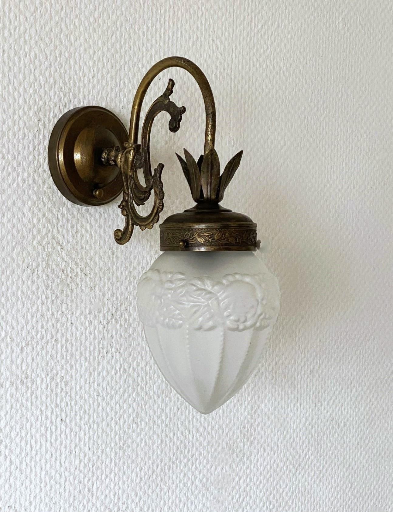 Pair of French Art Deco Brass Frosted Glass Wall Sconces, 1930s In Good Condition For Sale In Frankfurt am Main, DE
