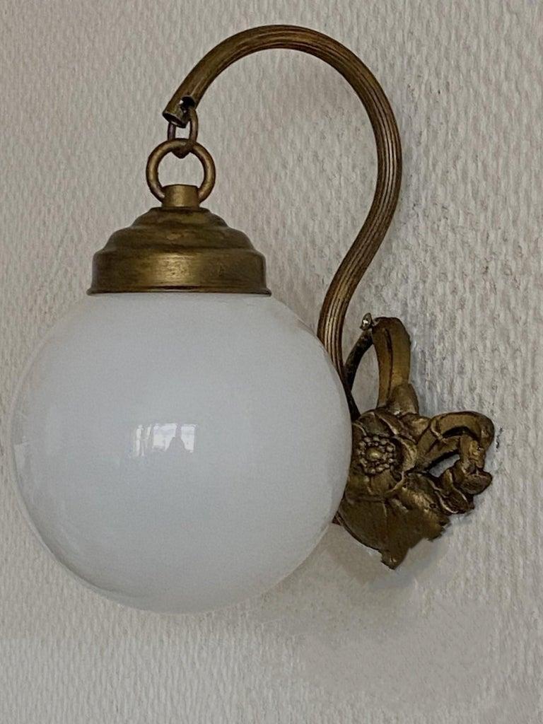 Pair of French Art Deco Brass Opaline Glass Wall Sconces, 1930s In Good Condition In Frankfurt am Main, DE