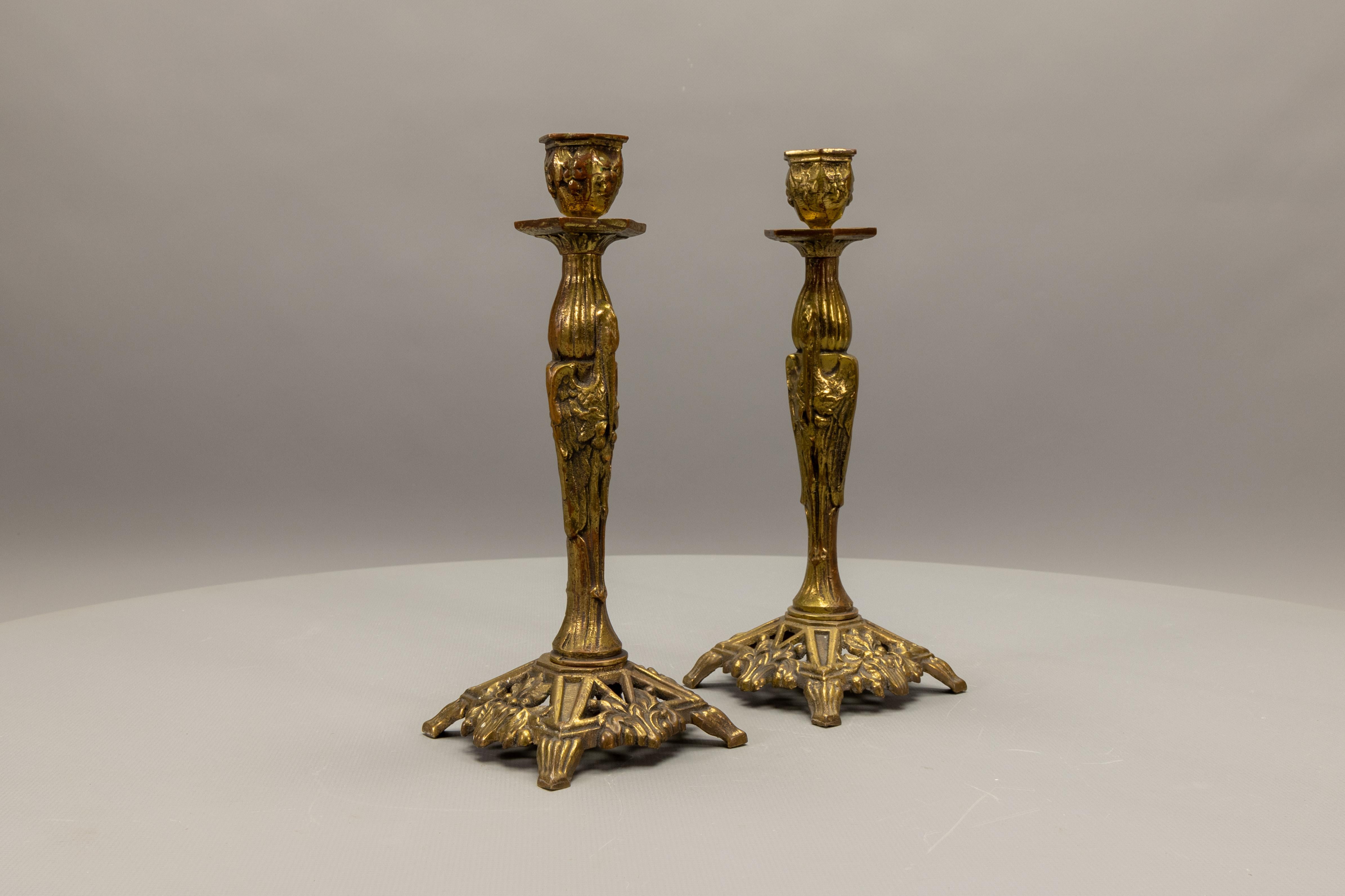 Metà XX secolo Coppia di candelieri in bronzo Art Déco francese con cicogne di Marabù, anni '30 circa in vendita