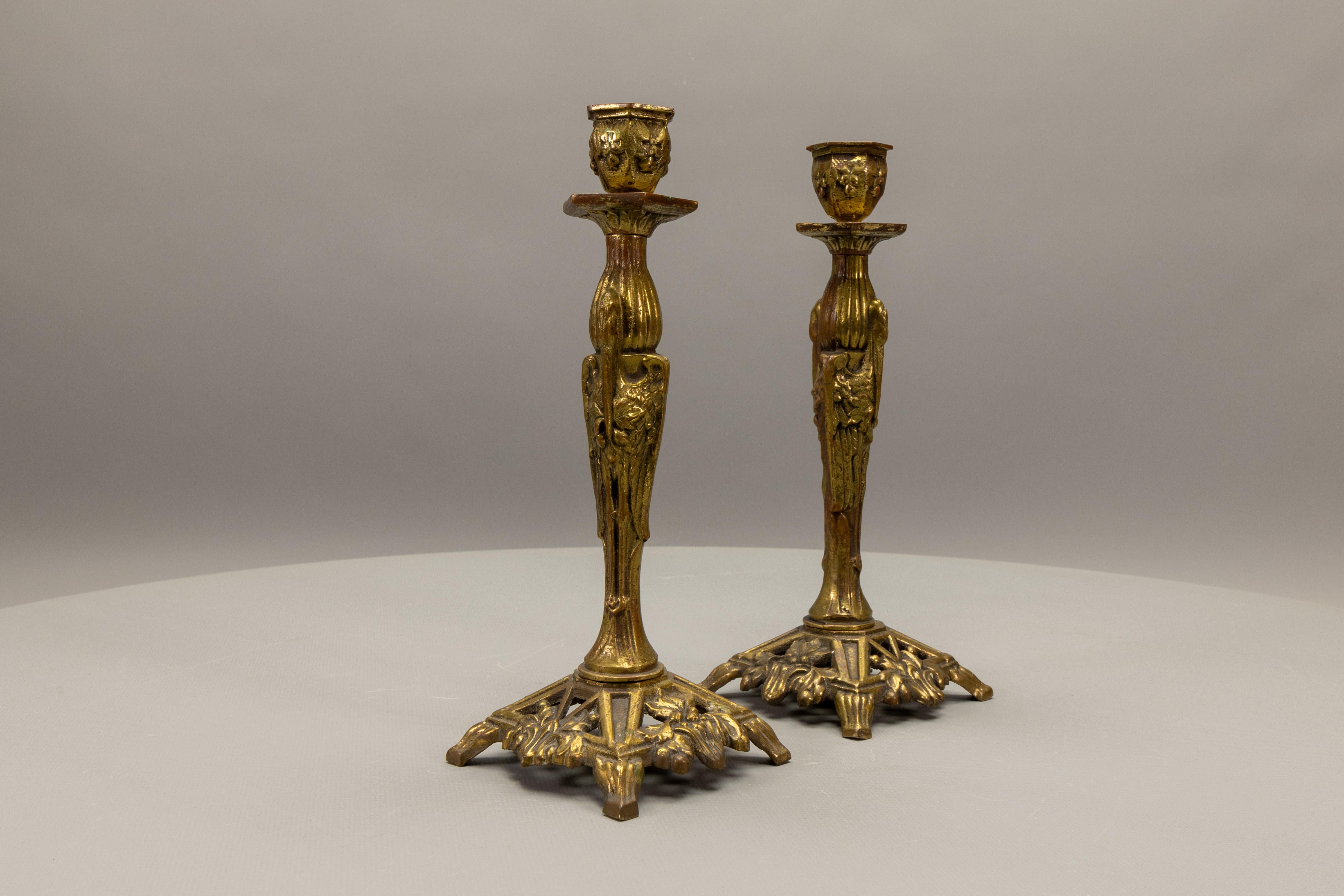 Bronzo Coppia di candelieri in bronzo Art Déco francese con cicogne di Marabù, anni '30 circa in vendita