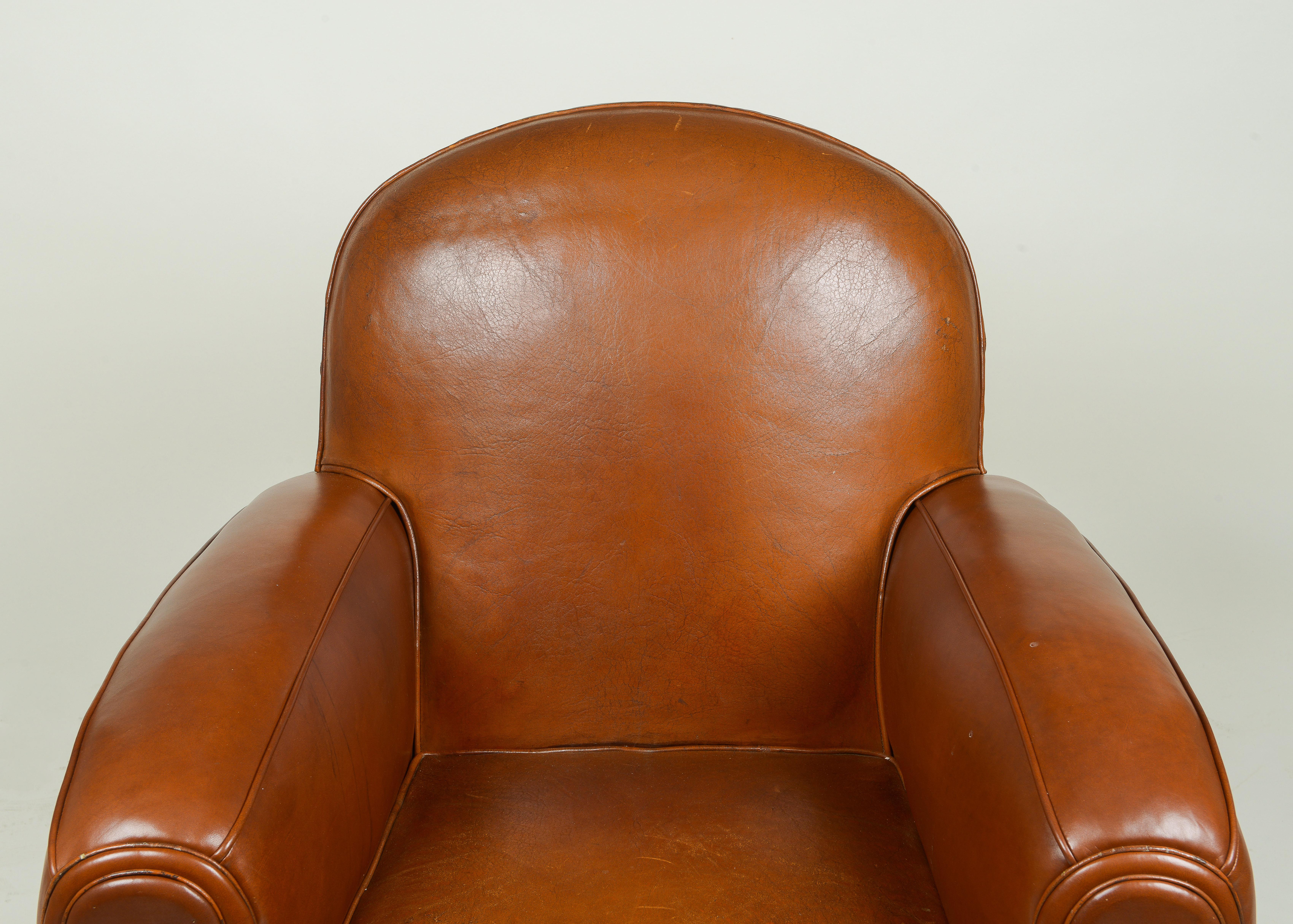 Paire de fauteuils club en cuir marron Art Déco français en vente 3