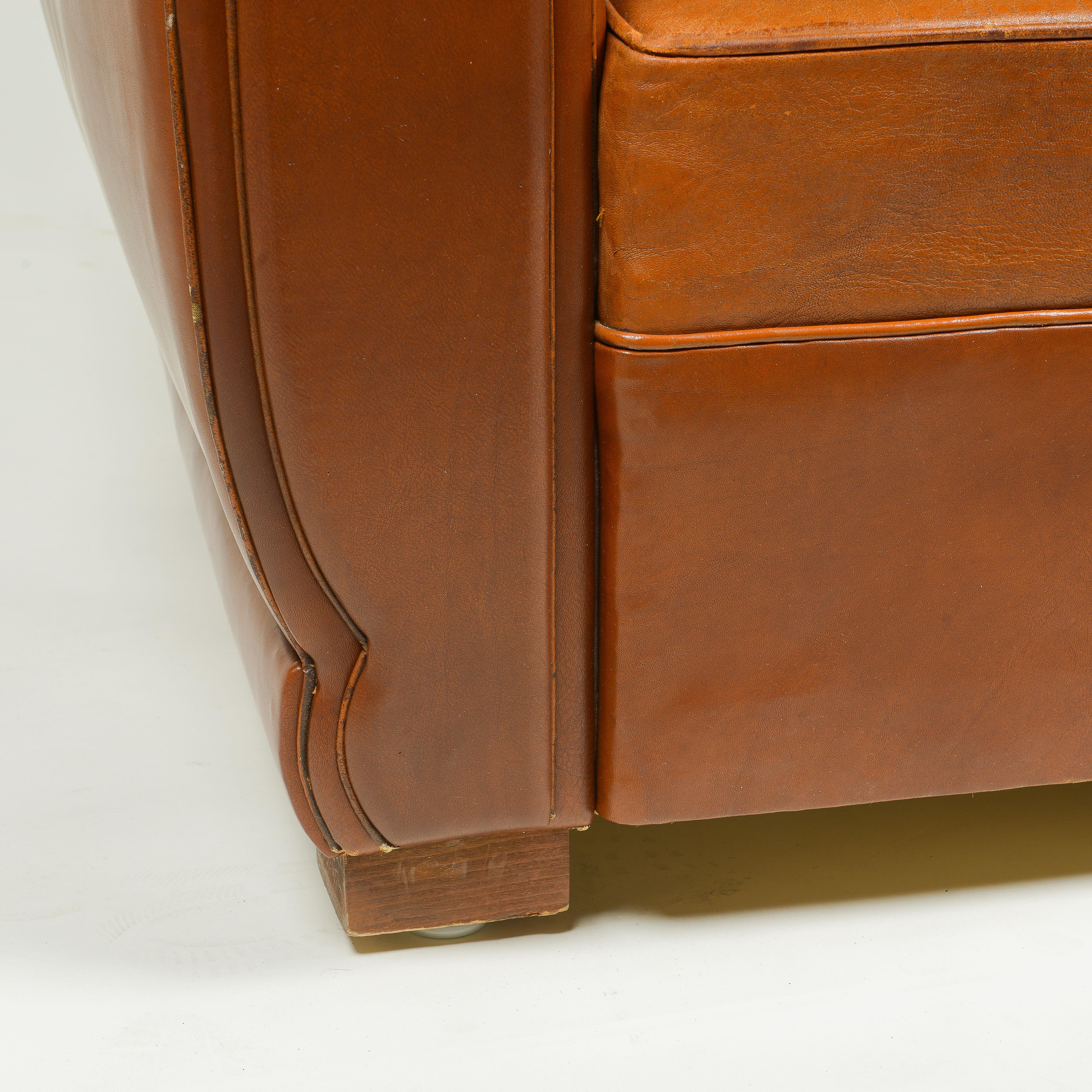 Paire de fauteuils club en cuir marron Art Déco français en vente 4