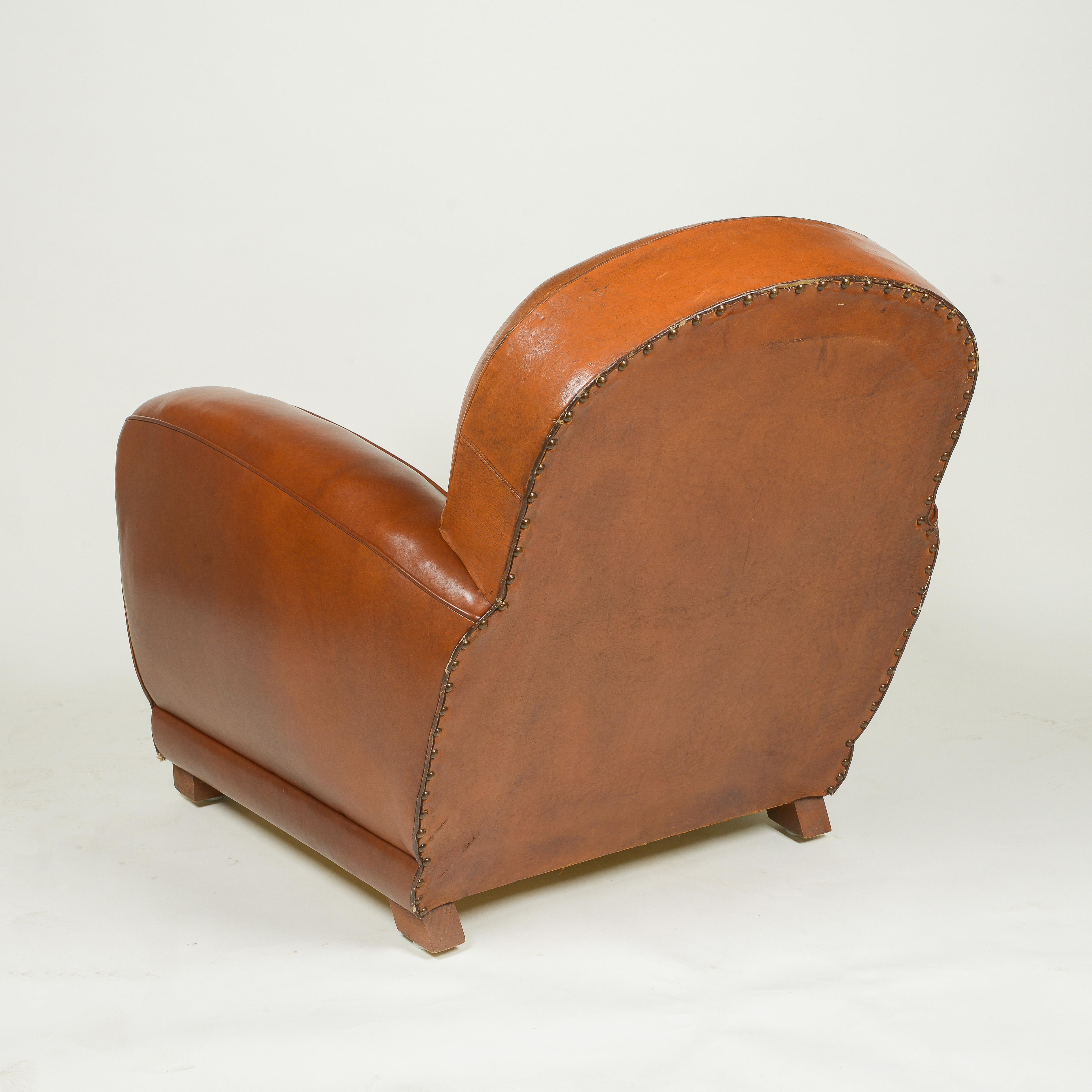 Milieu du XXe siècle Paire de fauteuils club en cuir marron Art Déco français en vente