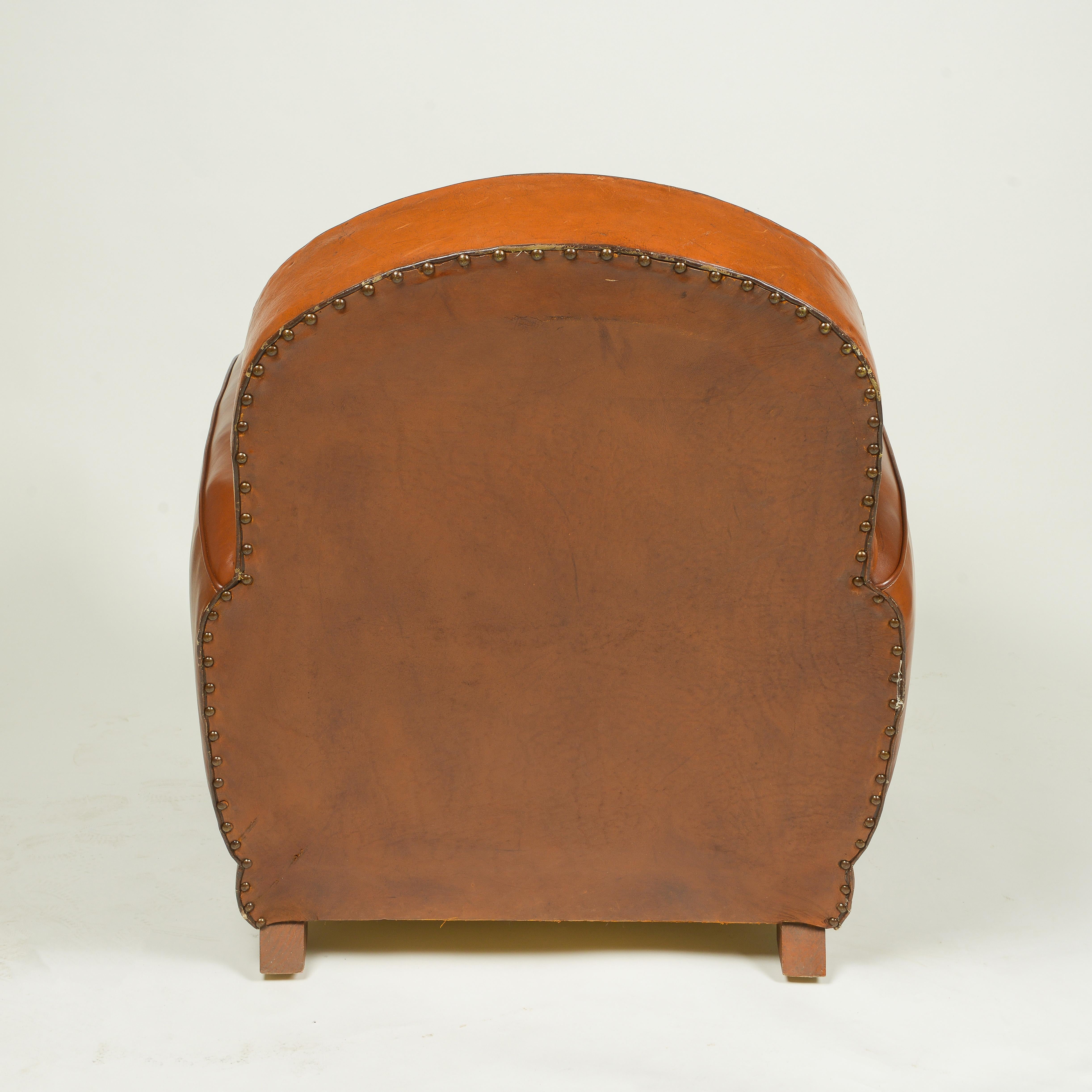 Cuir Paire de fauteuils club en cuir marron Art Déco français en vente