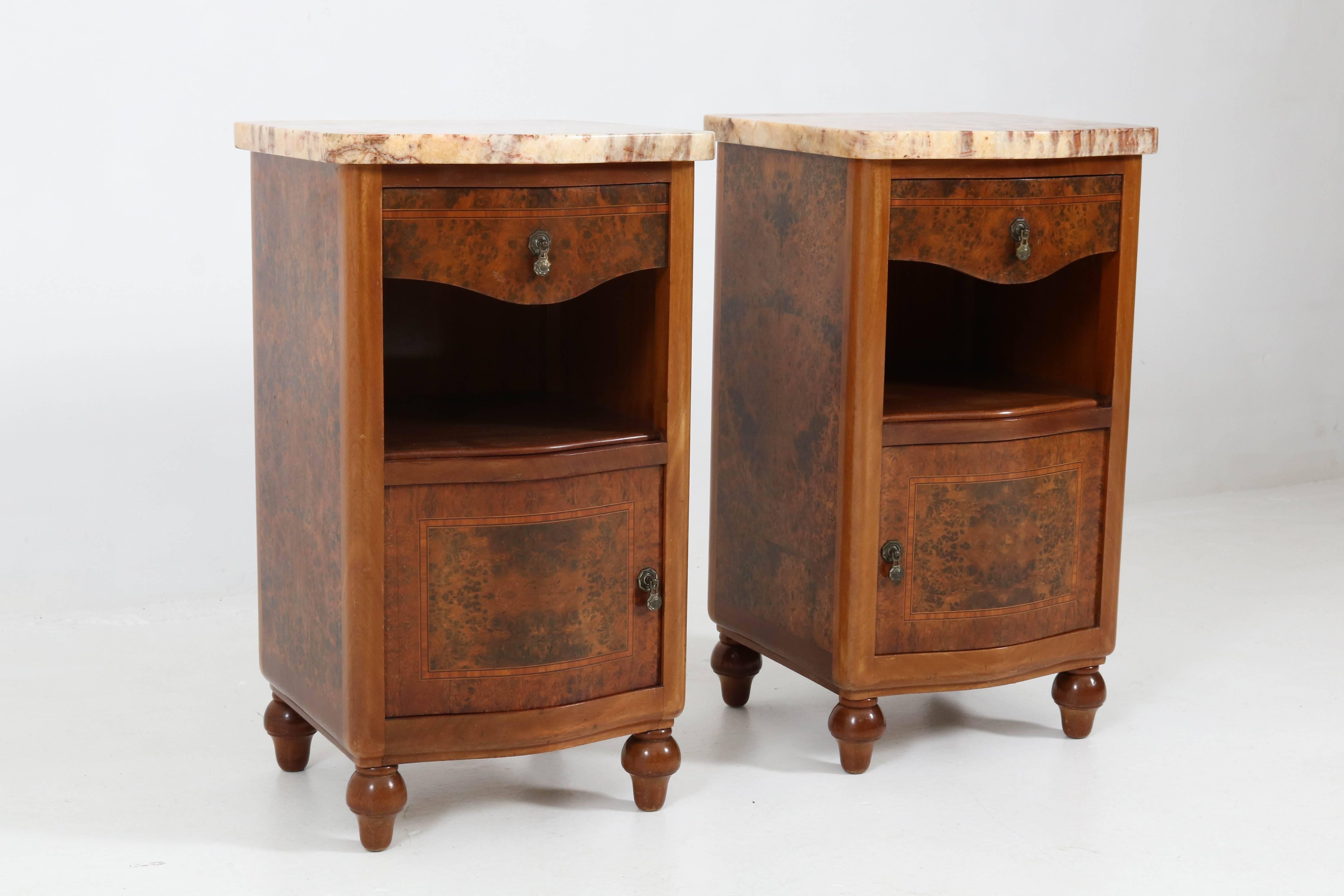 Pair of French Art Deco Burl Walnut Nightstands or Bedside Tables, 1930s In Good Condition In Amsterdam, NL