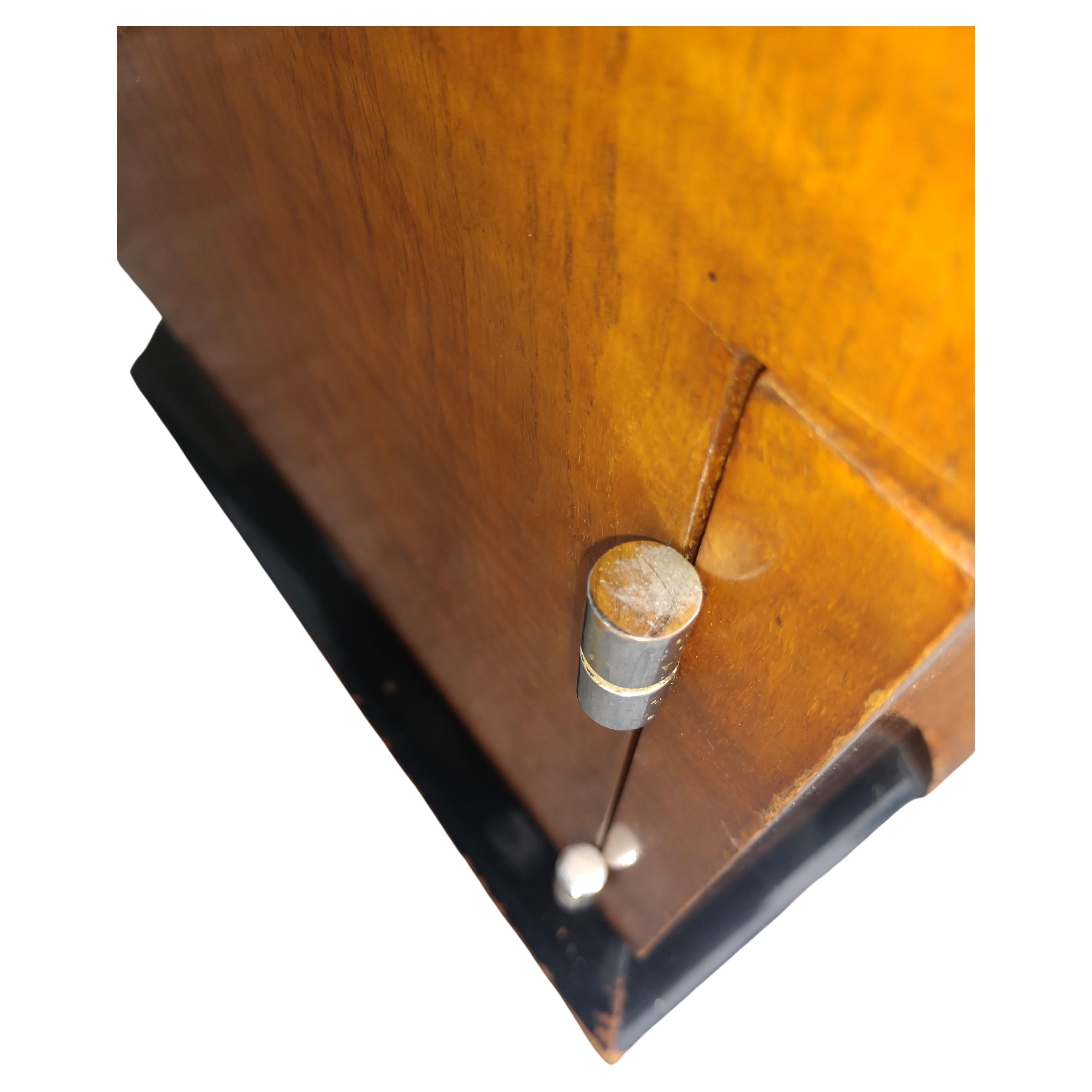 Pair of French Art Deco Burl Wood Night Tables In Good Condition For Sale In Port Jervis, NY