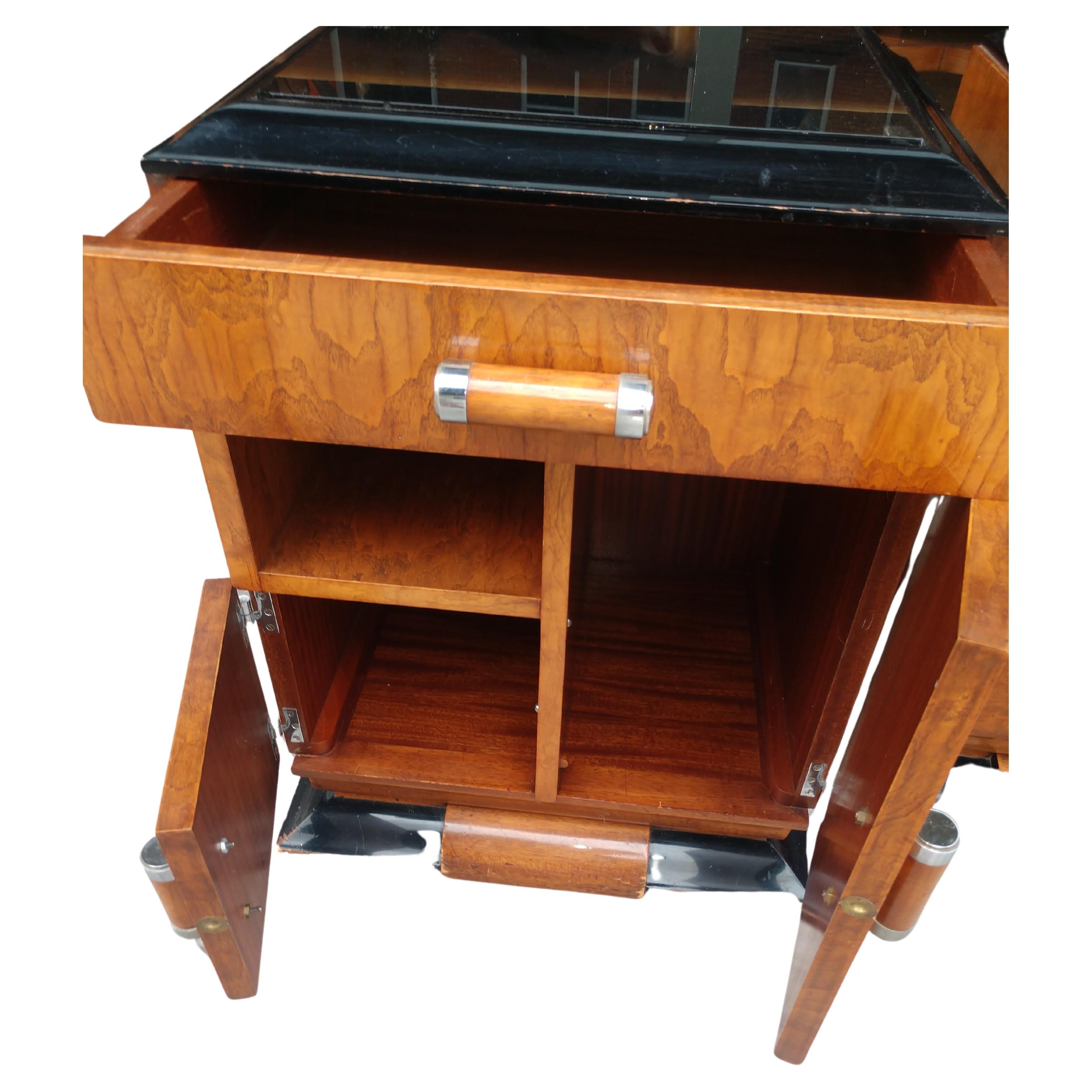 Early 20th Century Pair of French Art Deco Burl Wood Night Tables For Sale