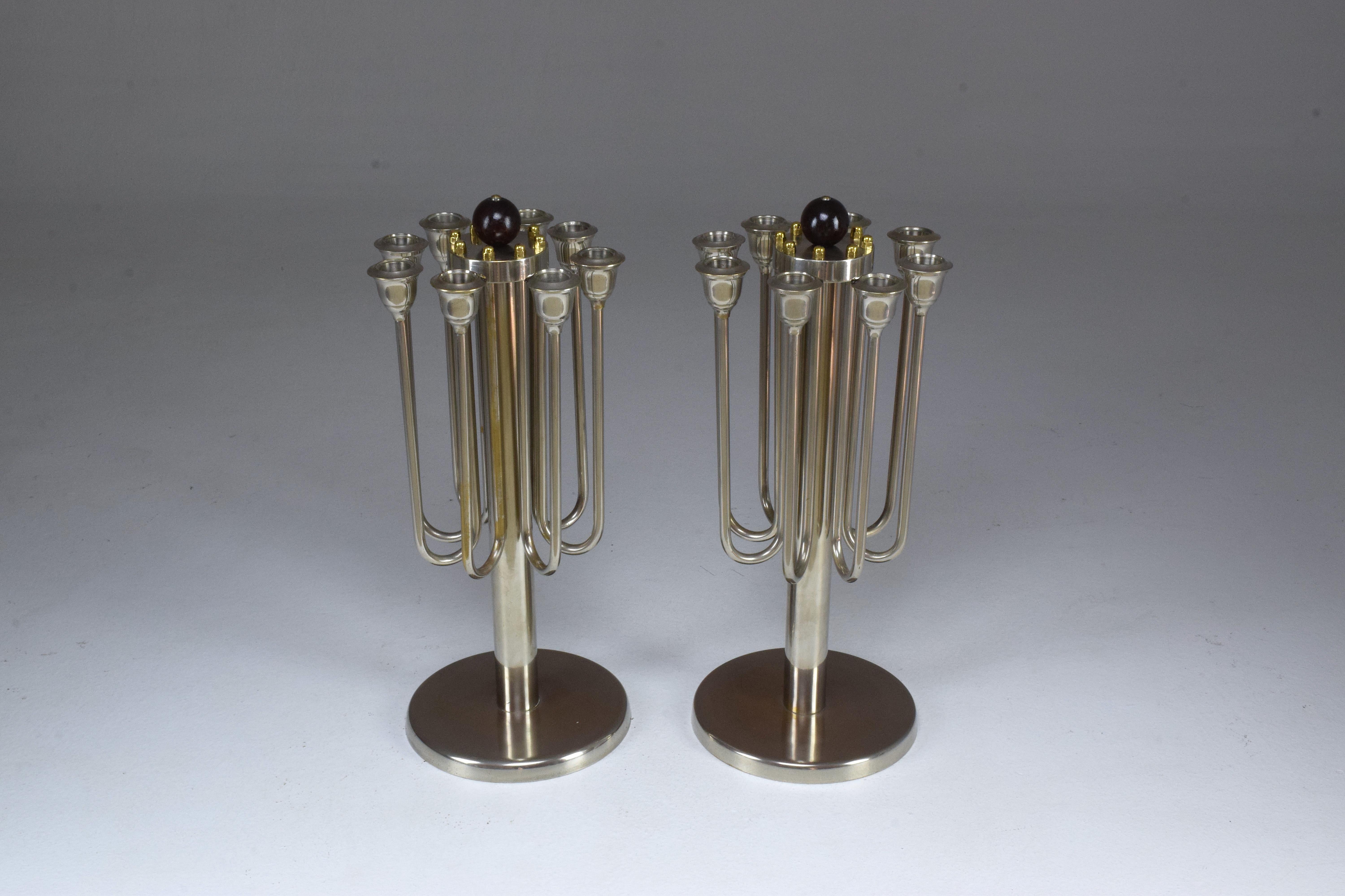Ein atemberaubendes Paar französischer Art-Déco-Kerzenhalter aus dem 20. Jahrhundert, bestehend aus vernickeltem Messing, goldpolierten Messingdetails und einem hölzernen bouleförmigen Detail an der Spitze. Jedes Stück fasst 8 Kerzen. Eine elegante