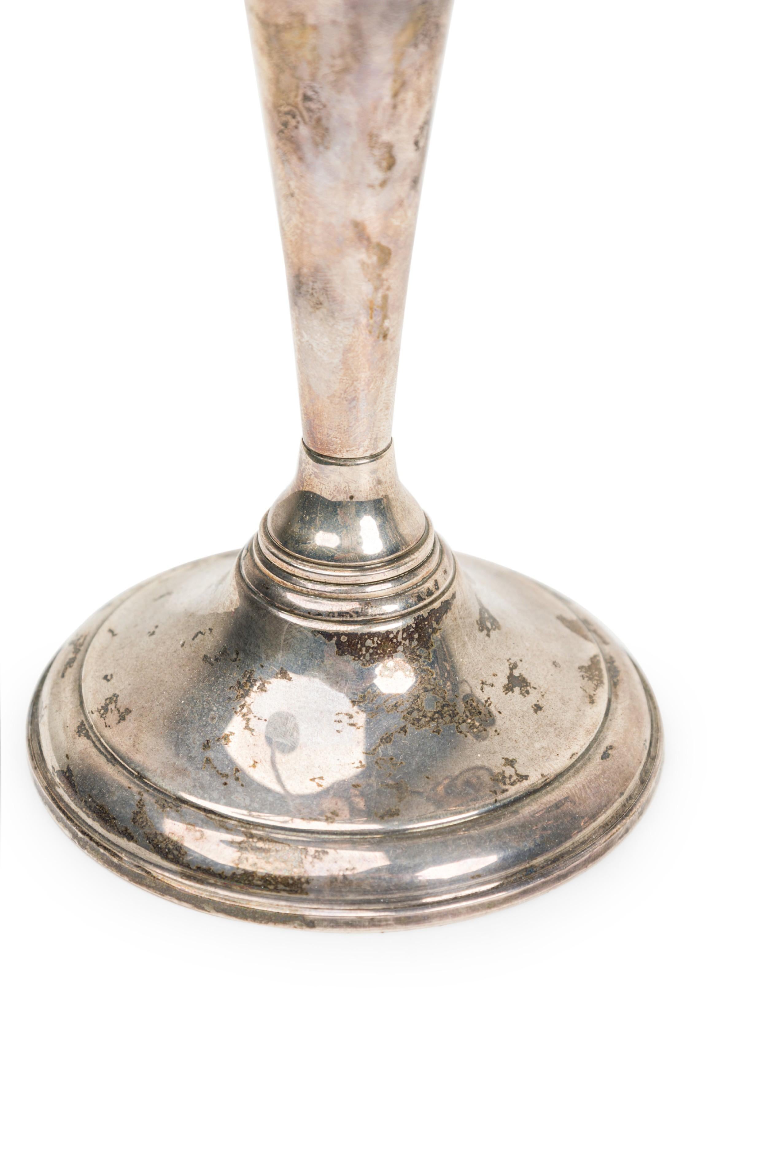 Mid-Century moderno Coppia di candelabri francesi in argento Art-Deco Cartier in vendita