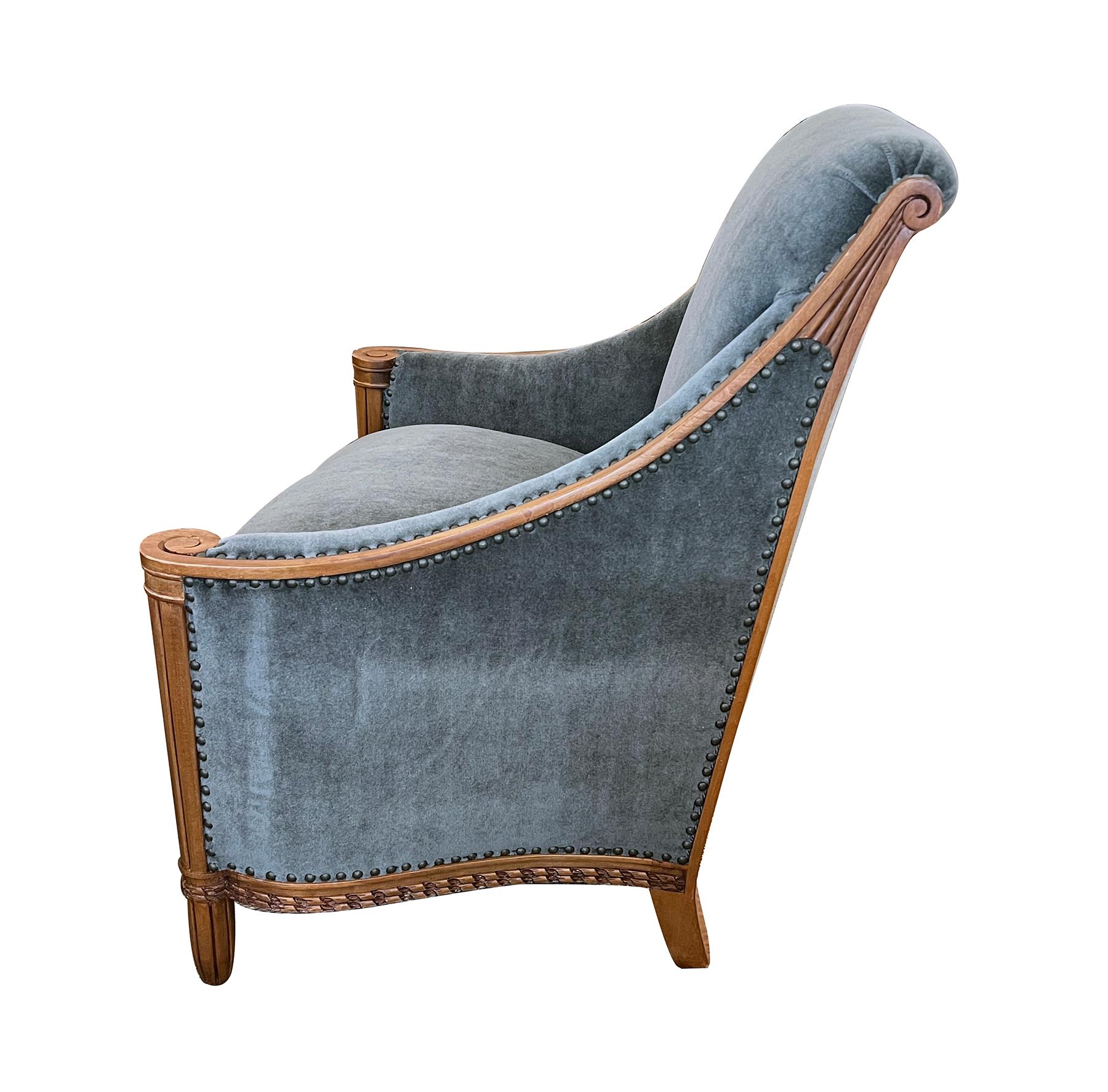 di buone dimensioni e dal design iconico dell'Art Déco, ciascuno con una cresta a volute con bracci inclinati che terminano con terminali a volute verso l'interno; affiancati da un sedile imbottito a cuscini sciolti sopra un grembiule intagliato;