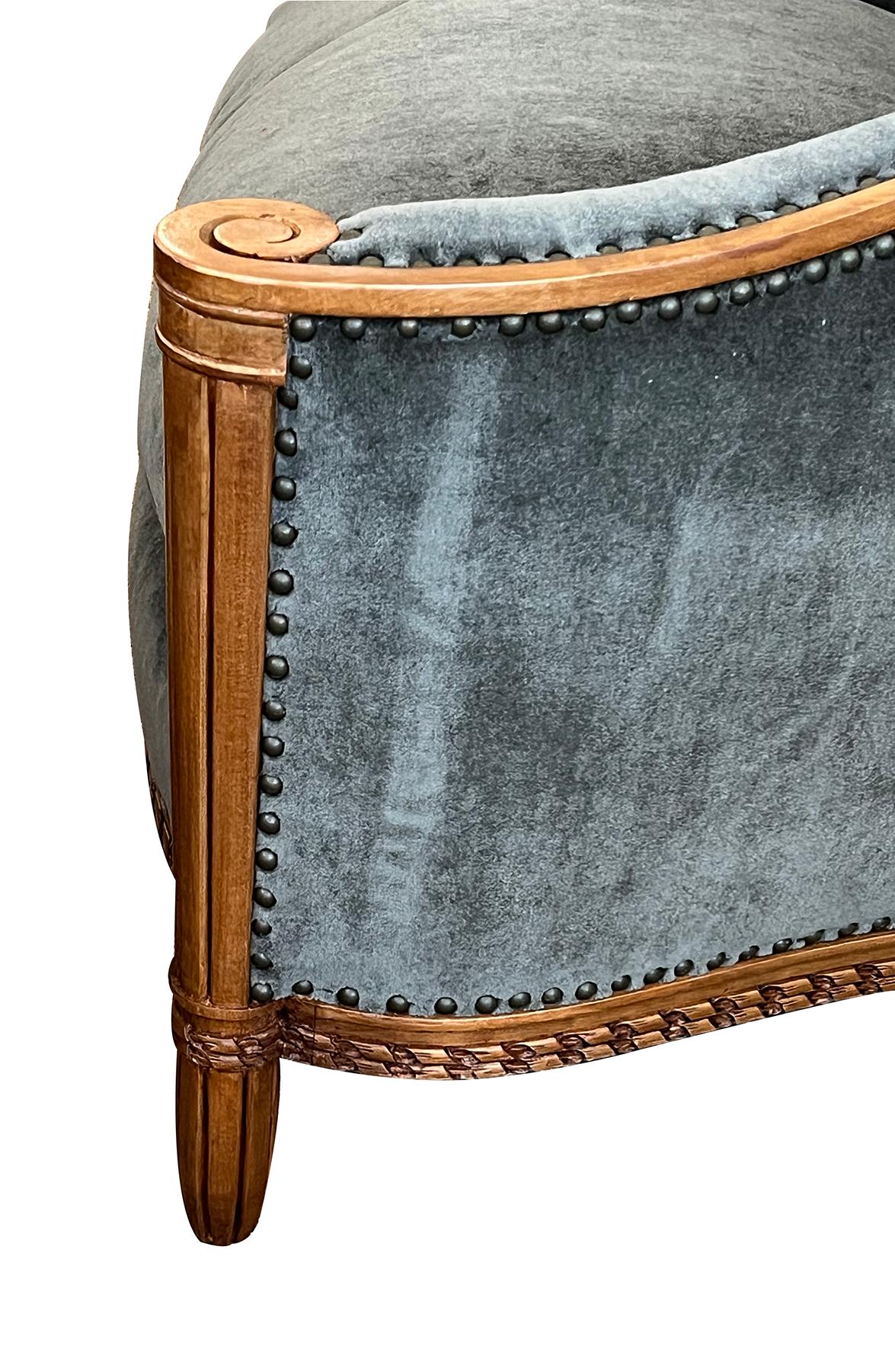 Acero Coppia di Poltrone/Bergeres imbottite in acero intagliato Art Carved francese in vendita