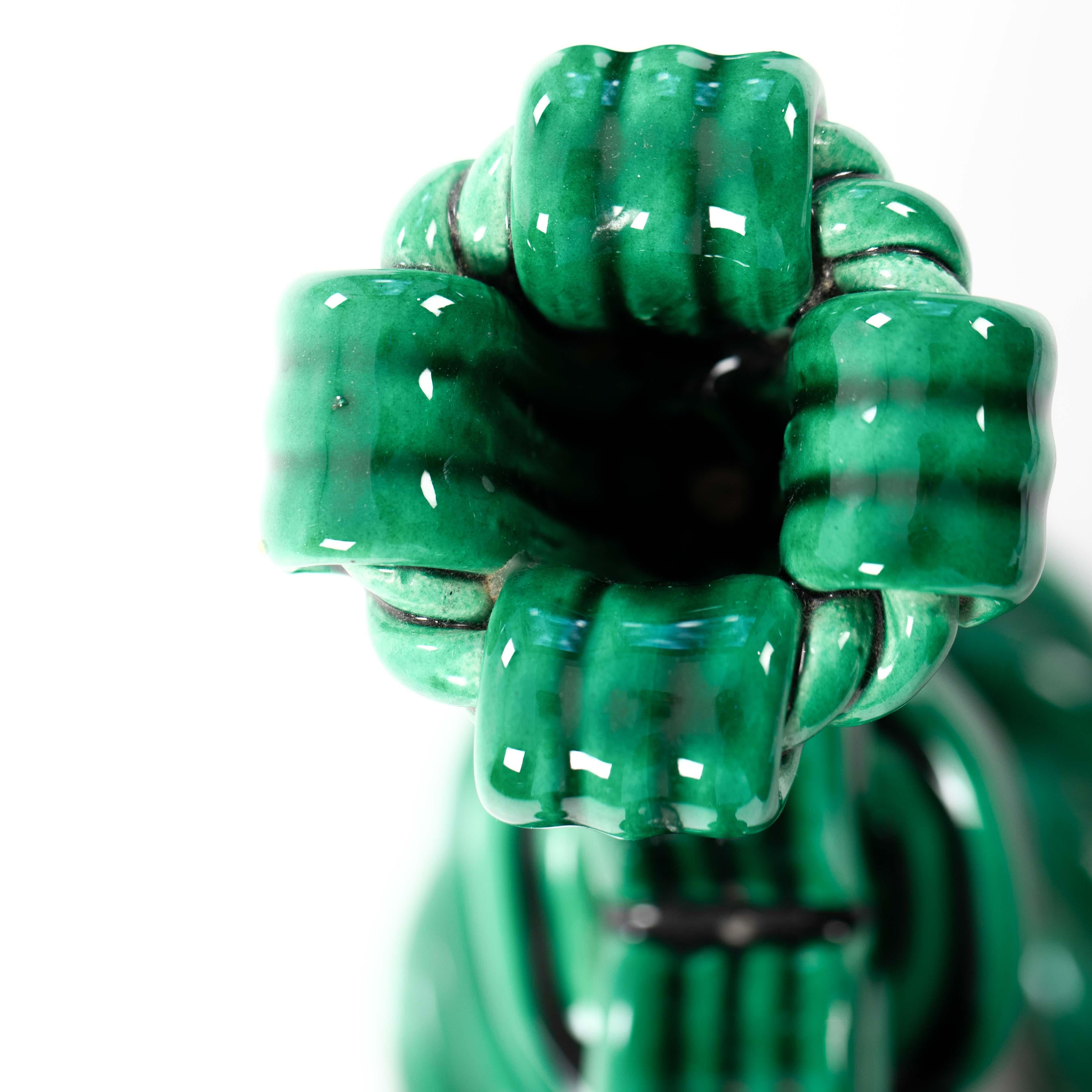 Coppia di candelabri francesi Art Déco in ceramica con aspetto di corda verde abete 1930 in vendita 11