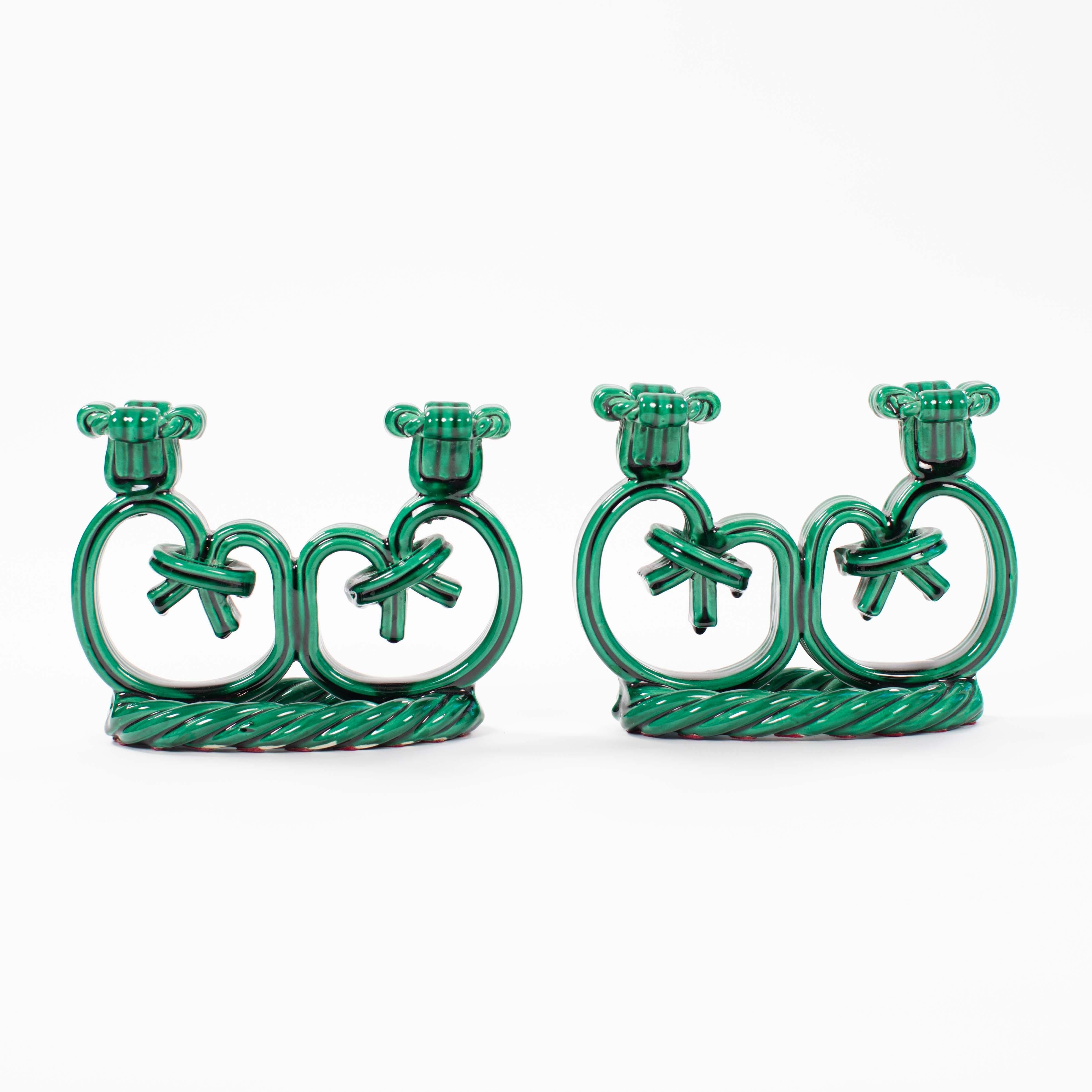 Coppia di candelabri francesi Art Déco in ceramica con aspetto di corda verde abete 1930

I portacandele hanno l'aspetto di una corda o di un cordone attorcigliato.
Il Corde, modellato e rialzato, è ovale alla base. 
I pezzi centrali rotondi legati