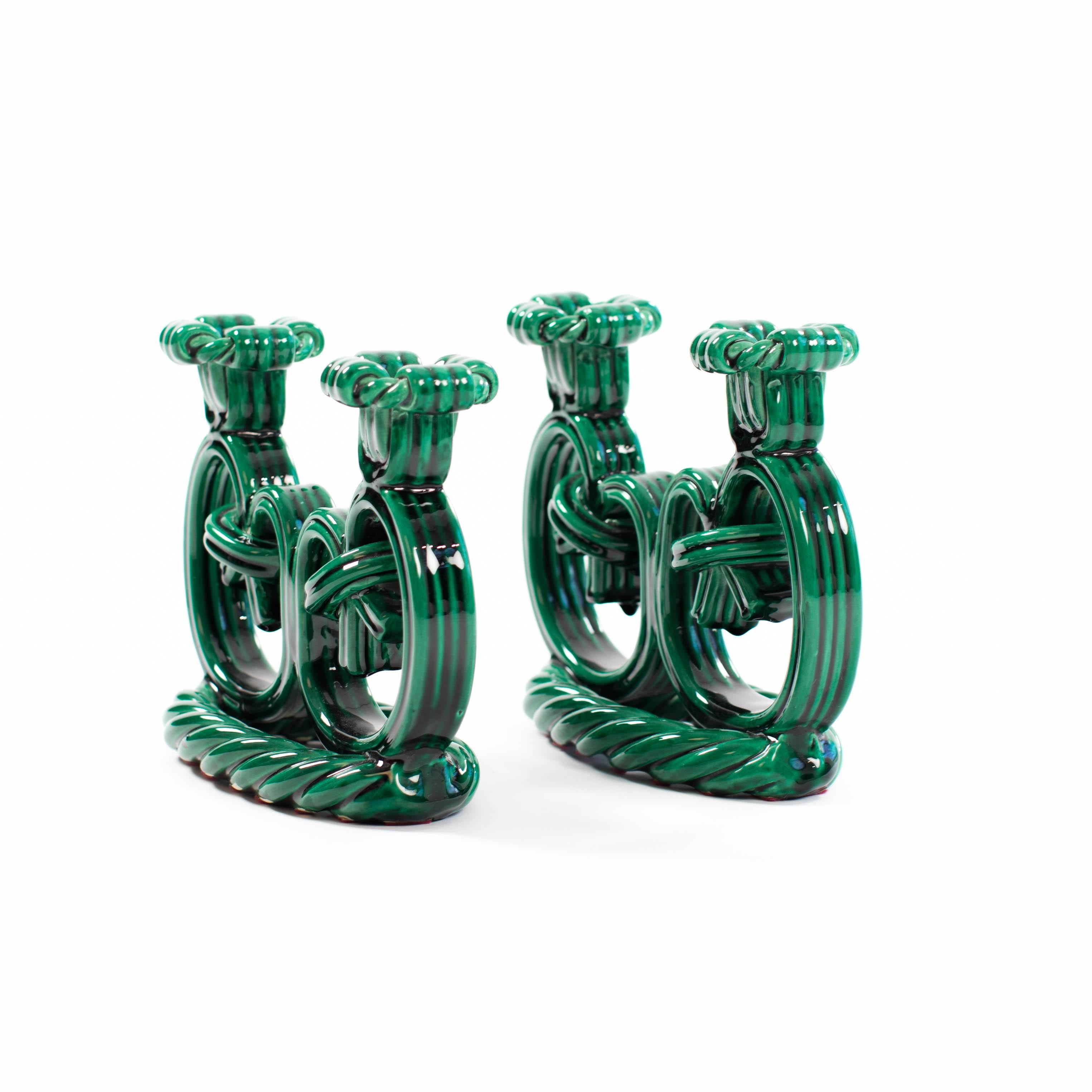 Smaltato Coppia di candelabri francesi Art Déco in ceramica con aspetto di corda verde abete 1930 in vendita
