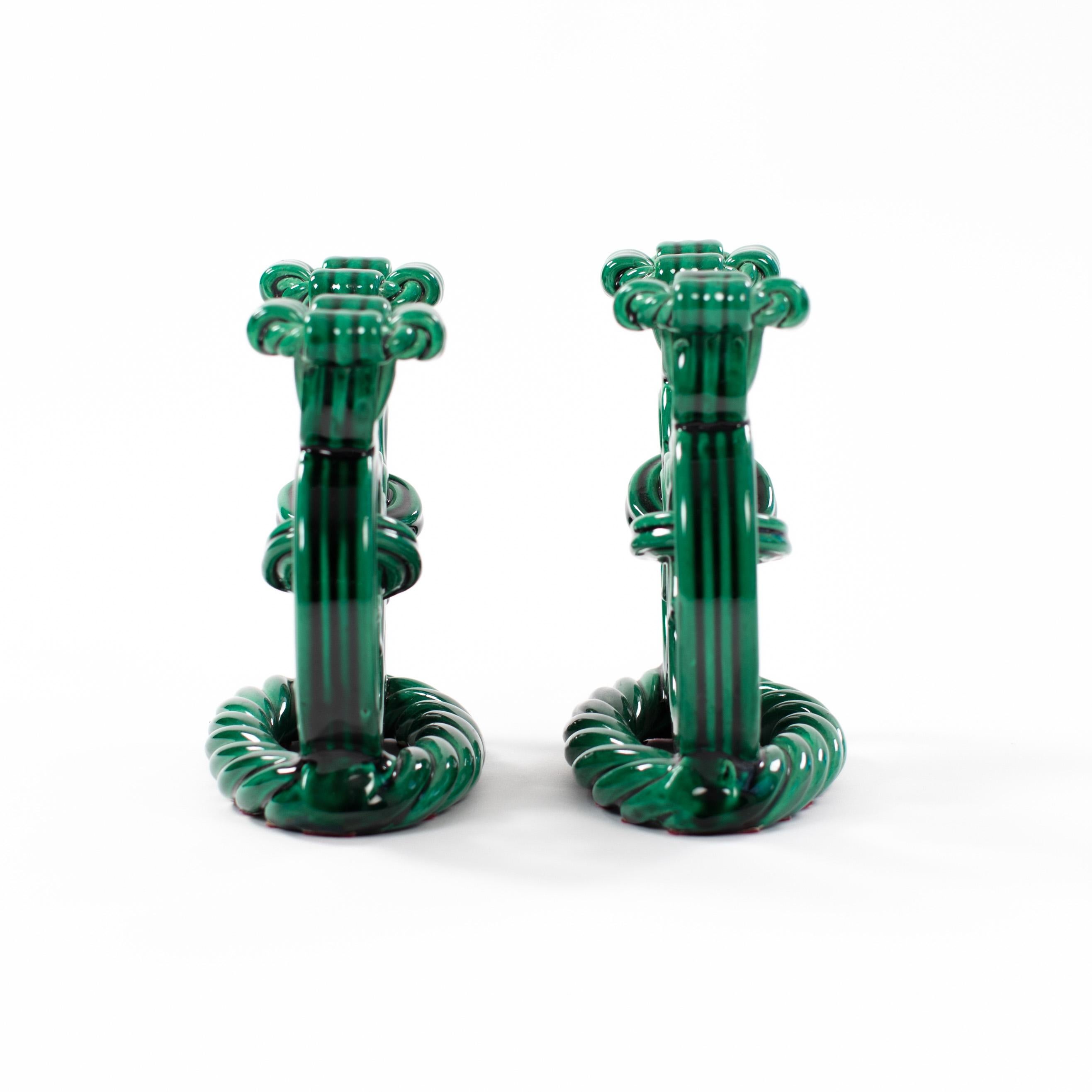 Coppia di candelabri francesi Art Déco in ceramica con aspetto di corda verde abete 1930 In condizioni ottime in vendita a Salzburg, AT