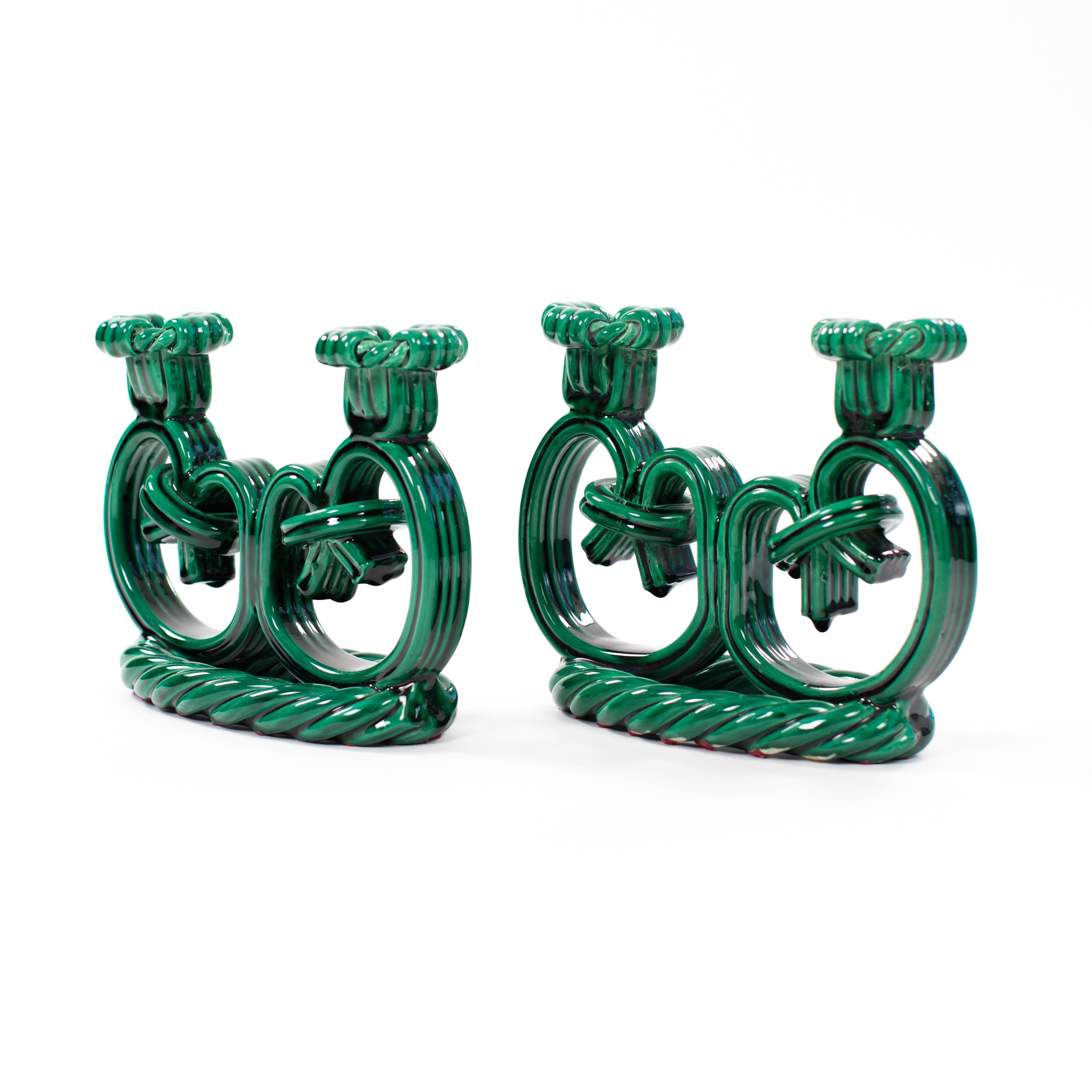 Ceramica Coppia di candelabri francesi Art Déco in ceramica con aspetto di corda verde abete 1930 in vendita