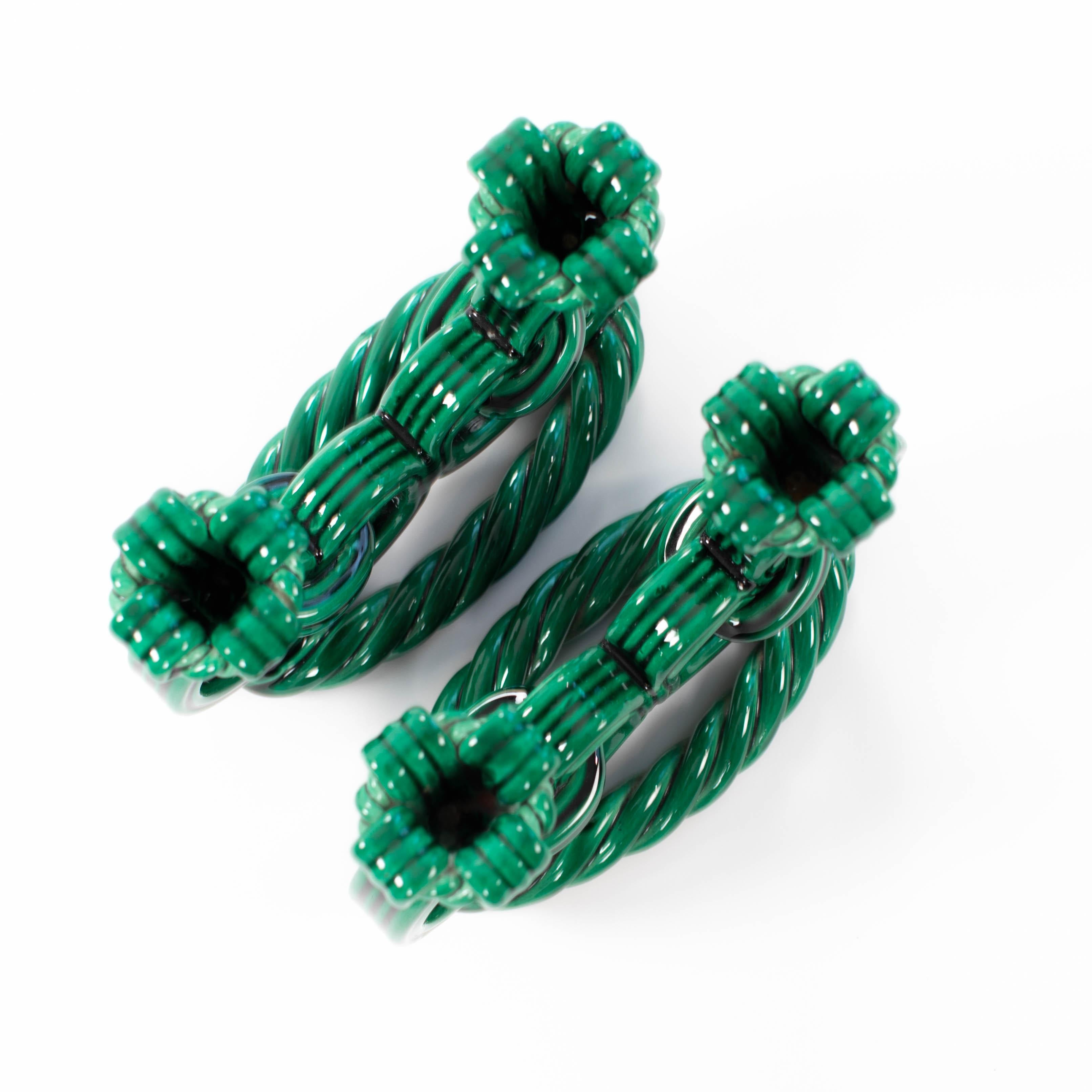 Coppia di candelabri francesi Art Déco in ceramica con aspetto di corda verde abete 1930 in vendita 2