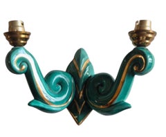 Ein Paar französische Art-déco-Wandleuchten aus Keramik, türkis und goldfarben, um 1930
