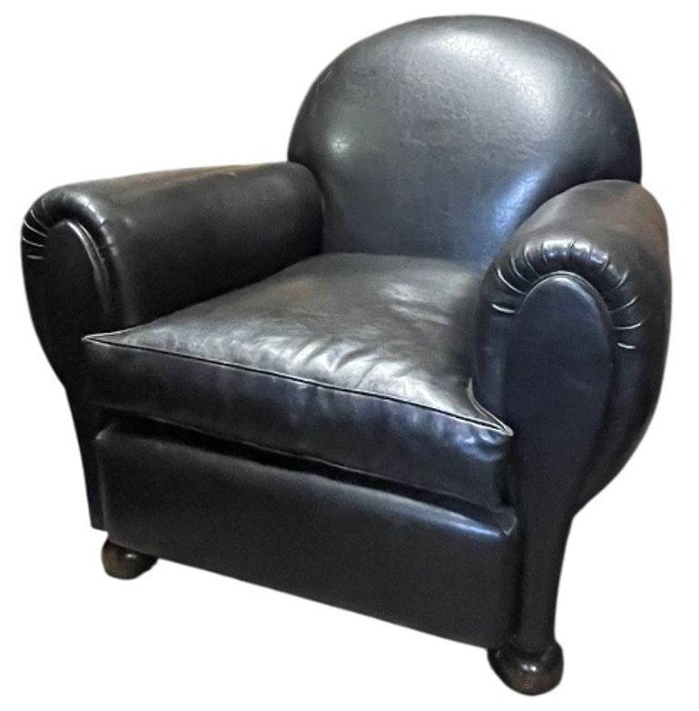 Una sofisticata coppia di poltrone da club in stile Art Déco francese degli anni Quaranta. Queste poltrone incarnano l'eleganza e il comfort del design classico francese, con silhouette generosamente curve, sedute profonde e cuscini morbidi. Le