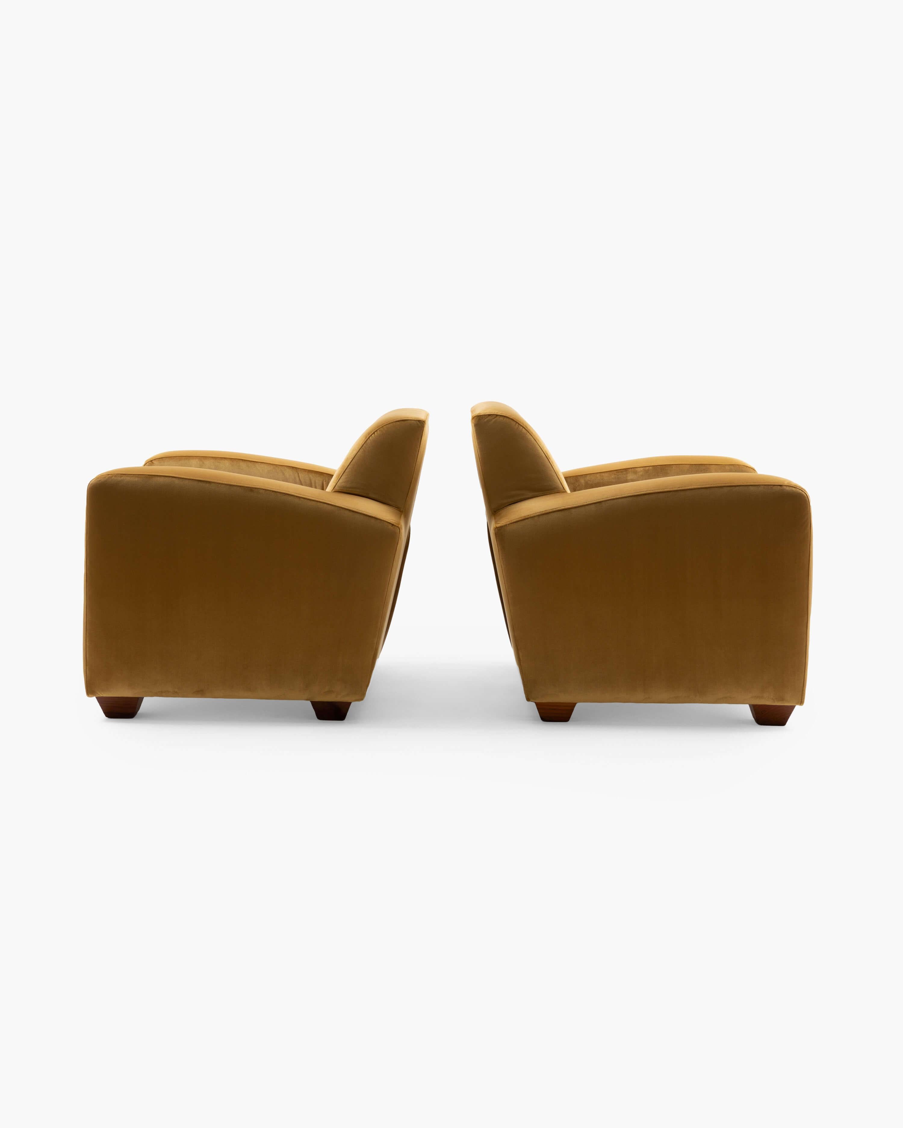 Français Pair of French Art Deco Club Chairs in Walnut Wood with Silk Velvet Upholstery en vente