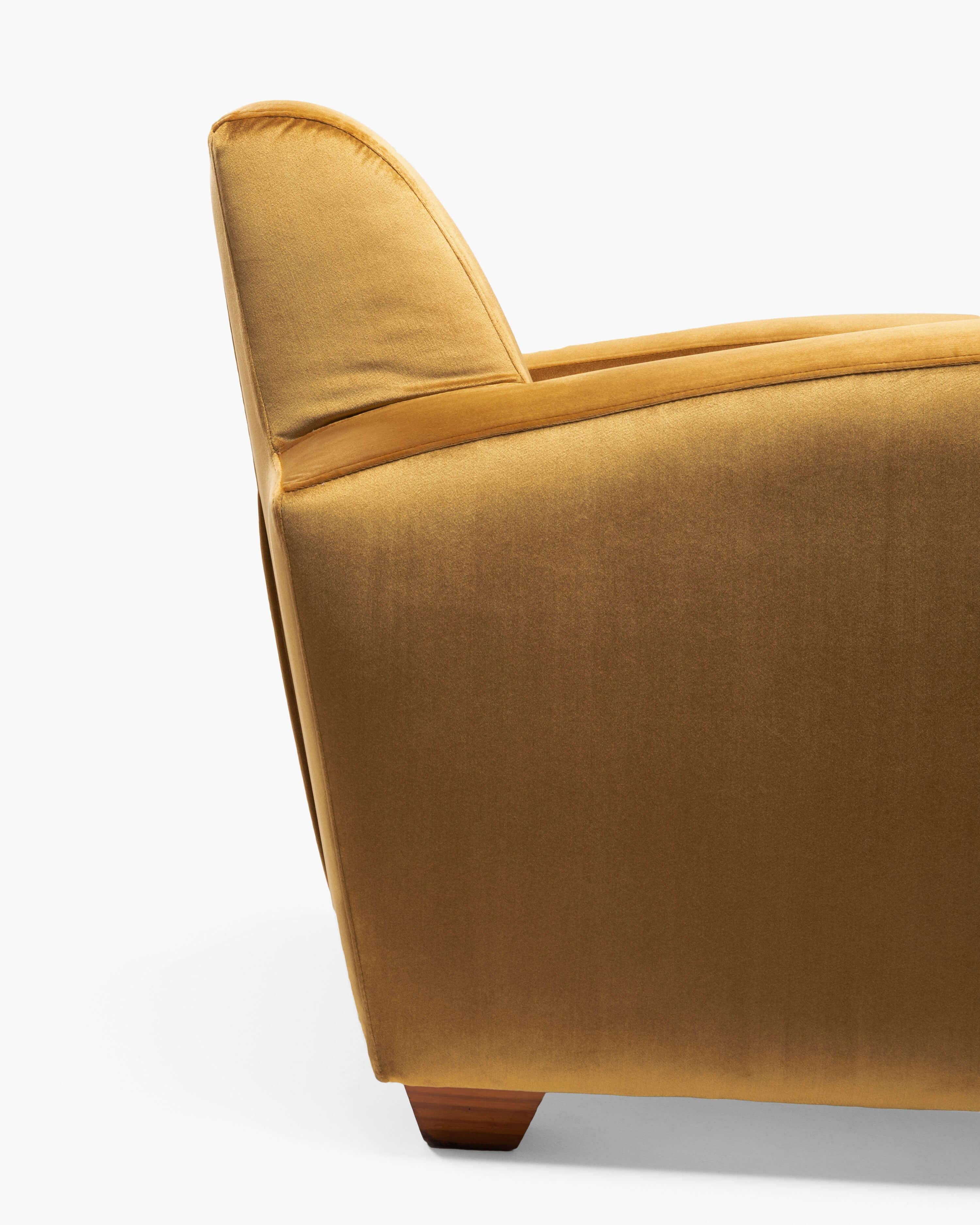 Pair of French Art Deco Club Chairs in Walnut Wood with Silk Velvet Upholstery Bon état - En vente à Cheyenne, WY