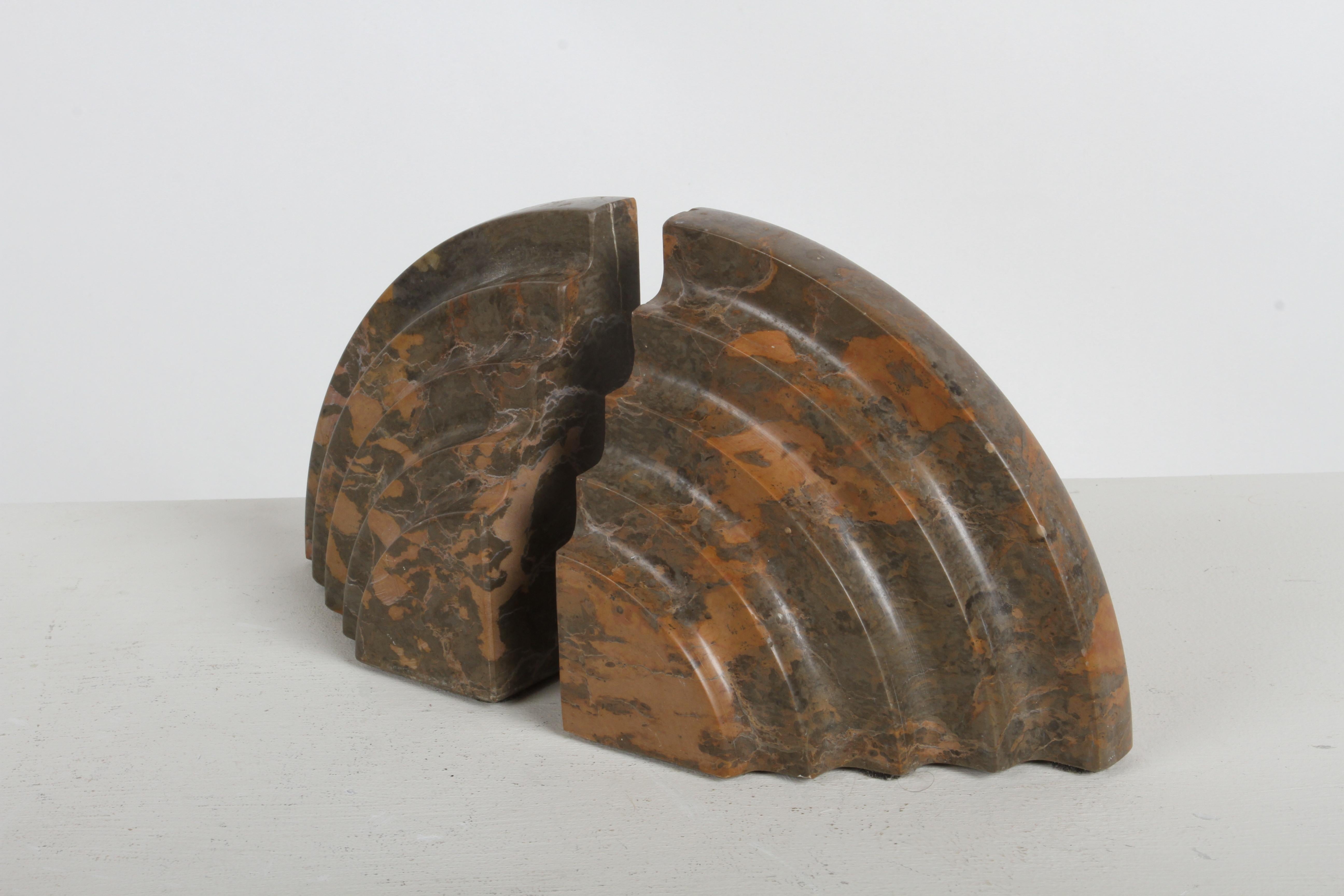 Paire de serre-livres en marbre cintré en forme de cascade concentrique Art Déco français en vente 3