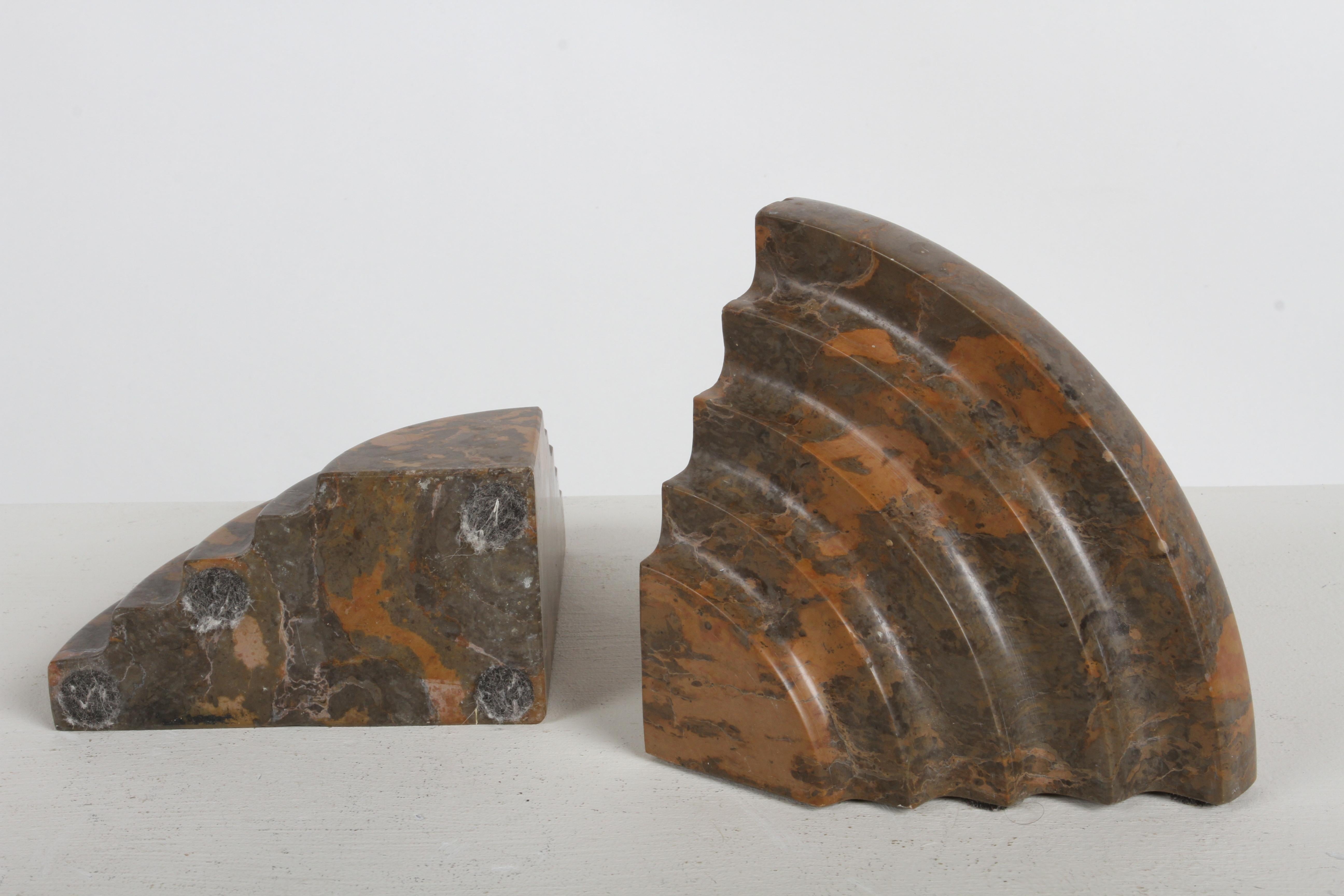 Paire de serre-livres en marbre cintré en forme de cascade concentrique Art Déco français en vente 4