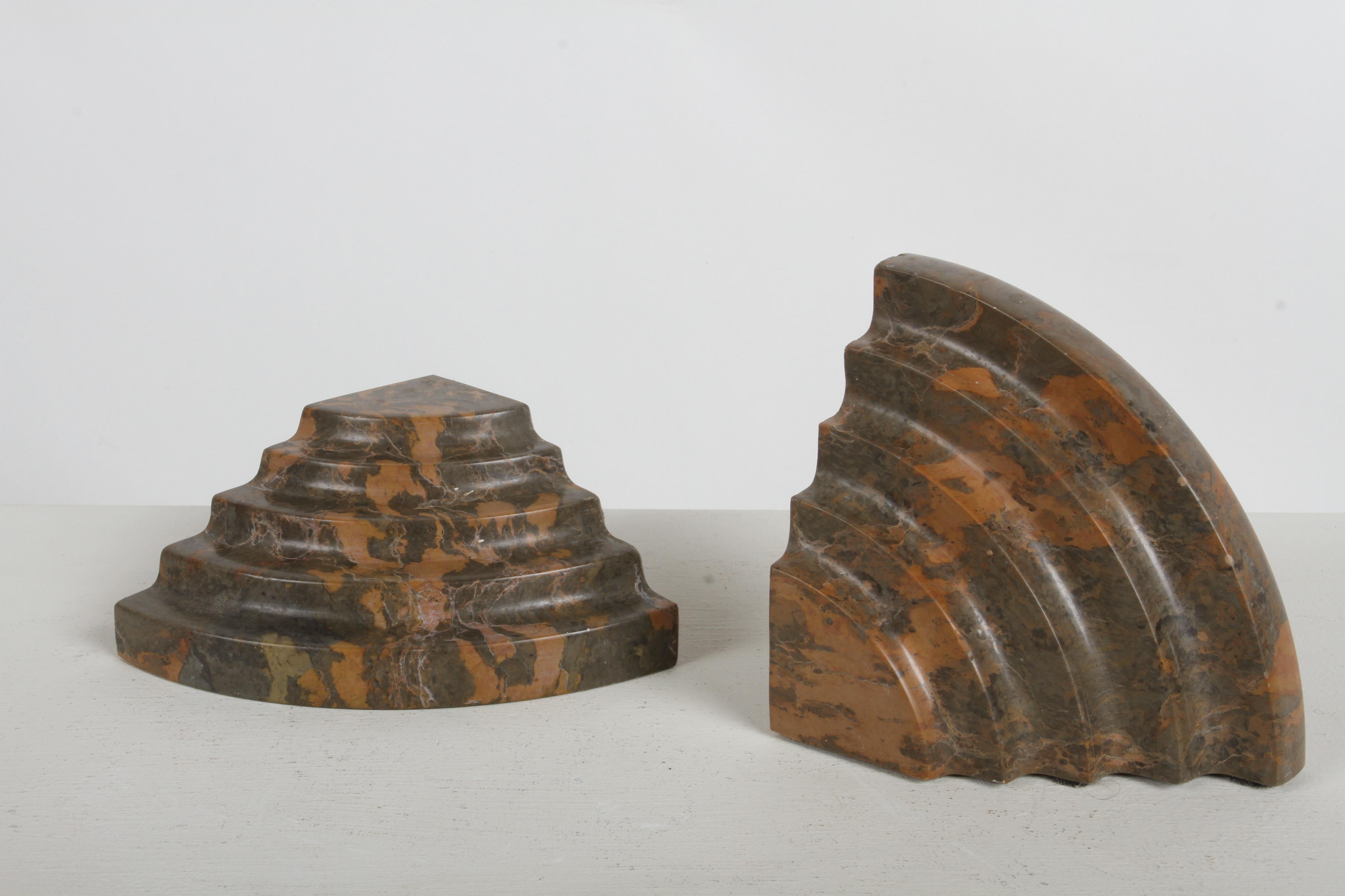 Paire de serre-livres en marbre cintré en forme de cascade concentrique Art Déco français en vente 5