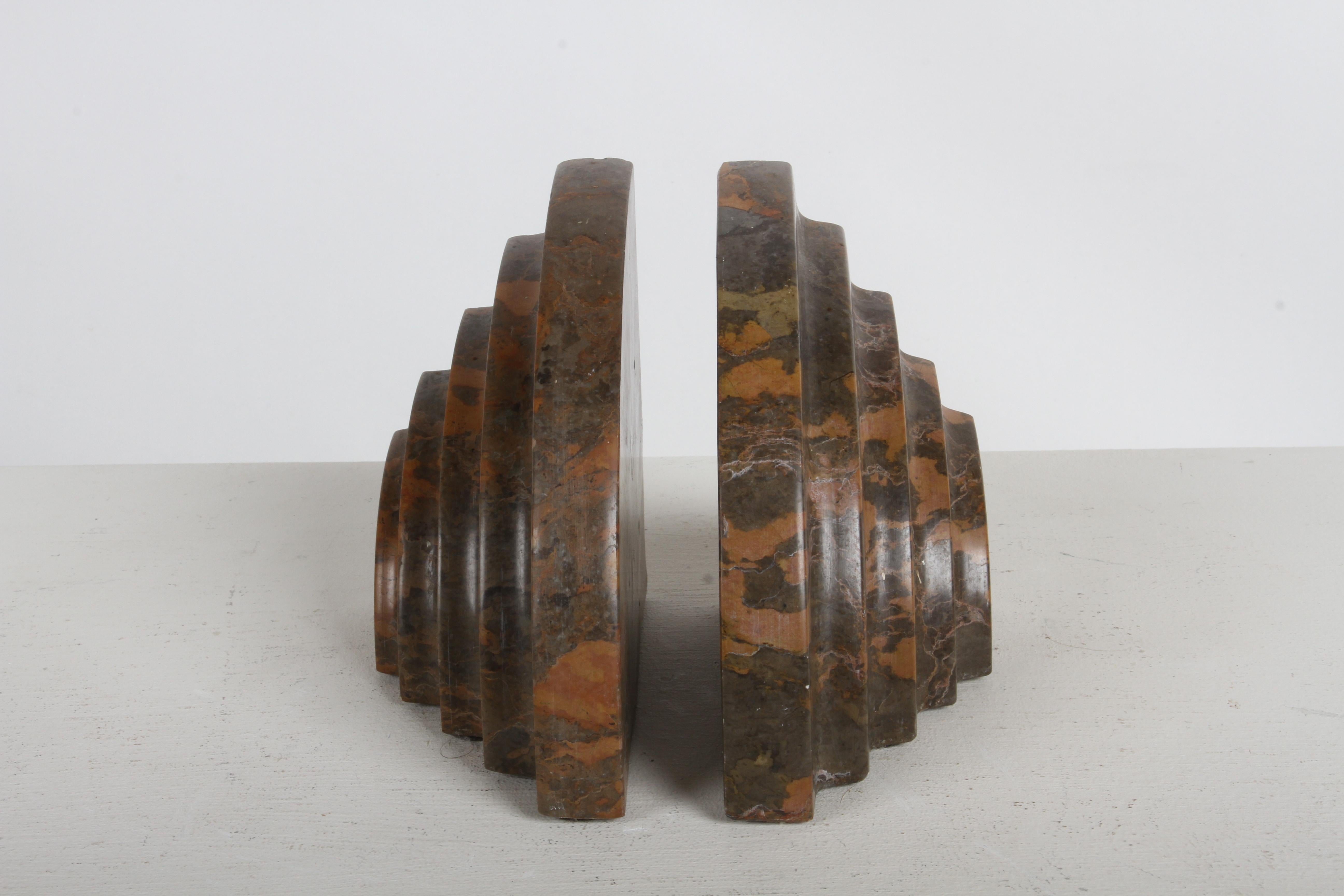 Paire de serre-livres en marbre cintré en forme de cascade concentrique Art Déco français en vente 7