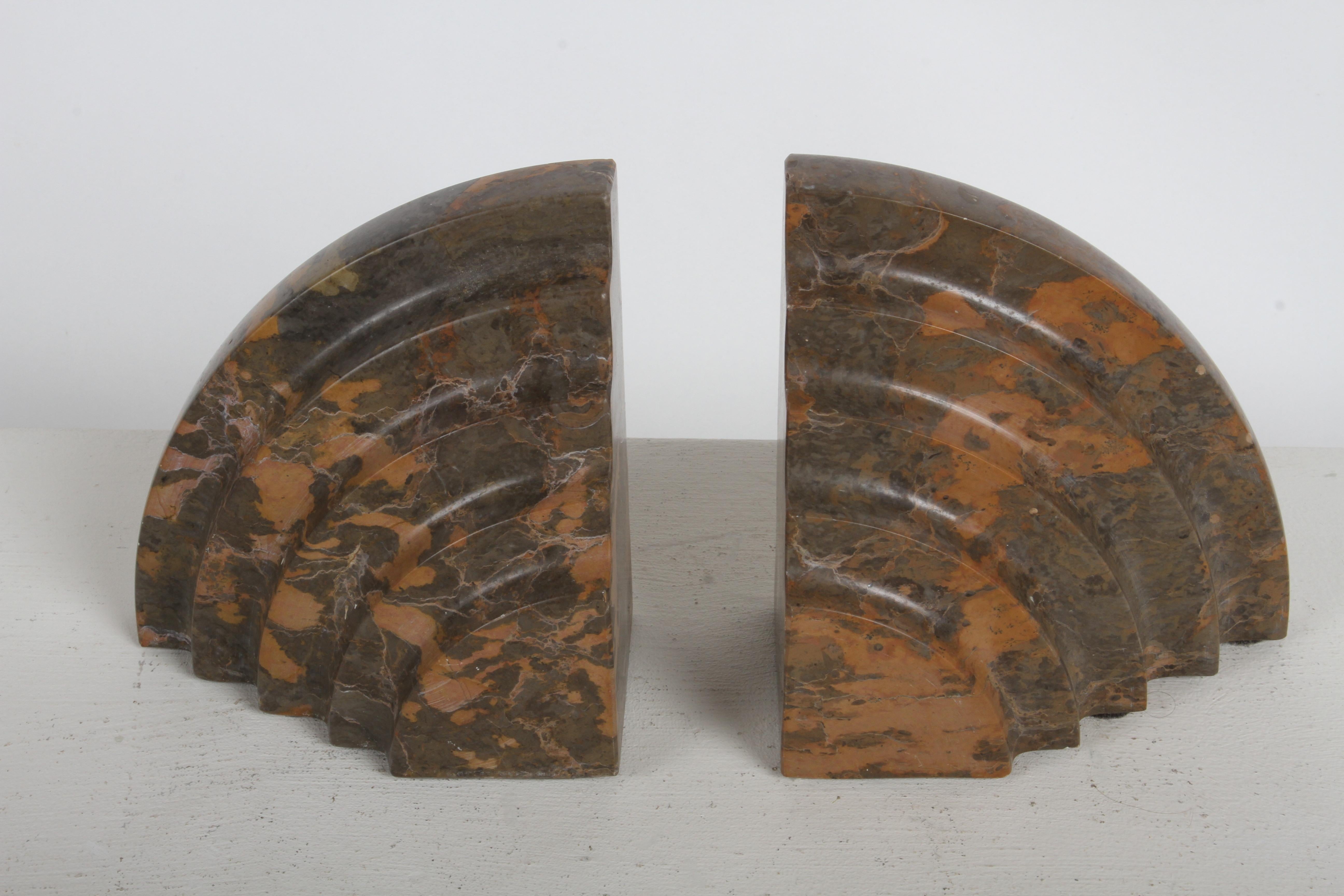 Paire de serre-livres en marbre cintré en forme de cascade concentrique Art Déco français en vente 8