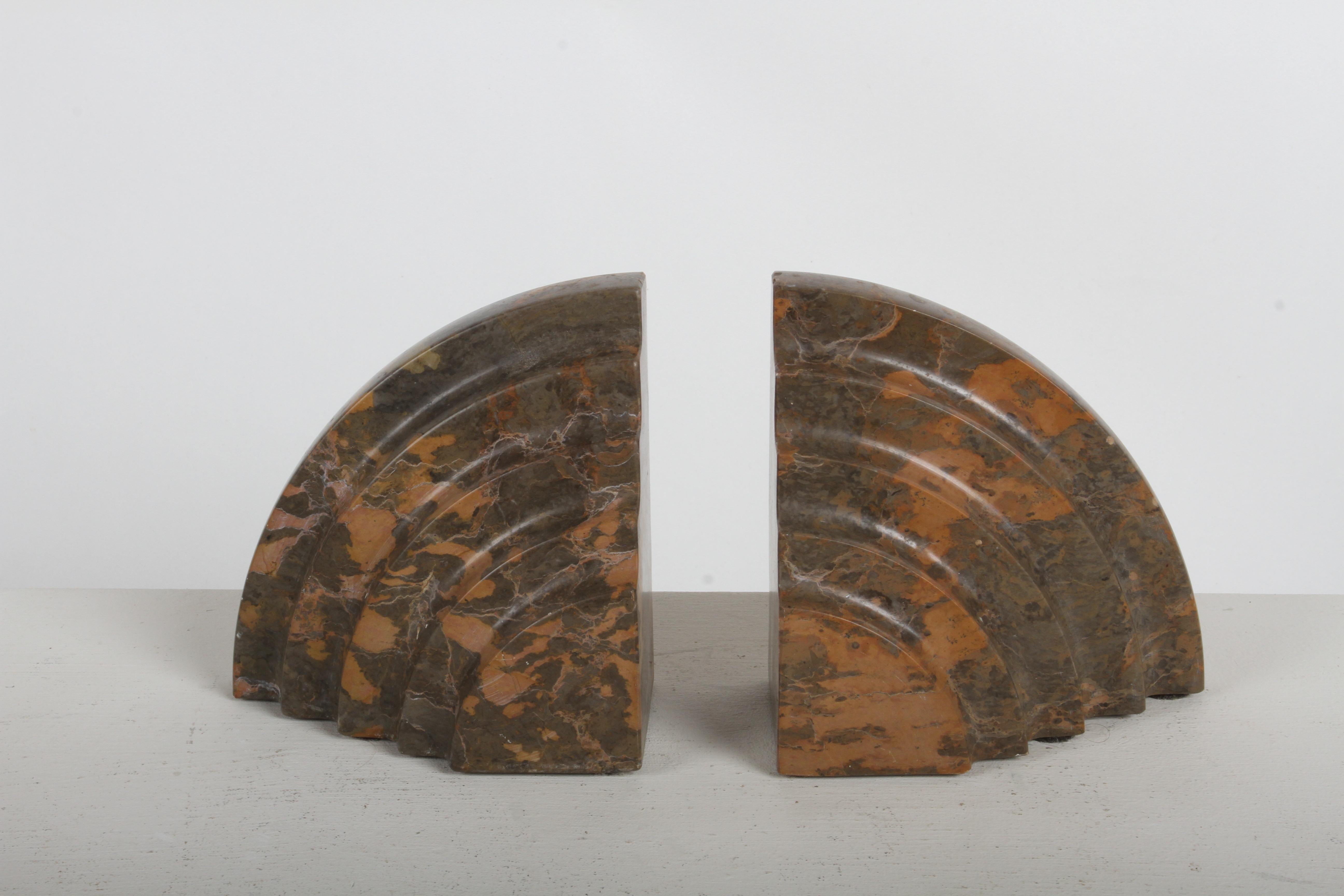 Elegance et simplicité à son meilleur, paire classique de serre-livres en marbre des années 1930 Rare French Moderne - Art Deco period. Ils sont taillés dans une seule pièce de marbre massif, et leur design présente une forme incurvée,