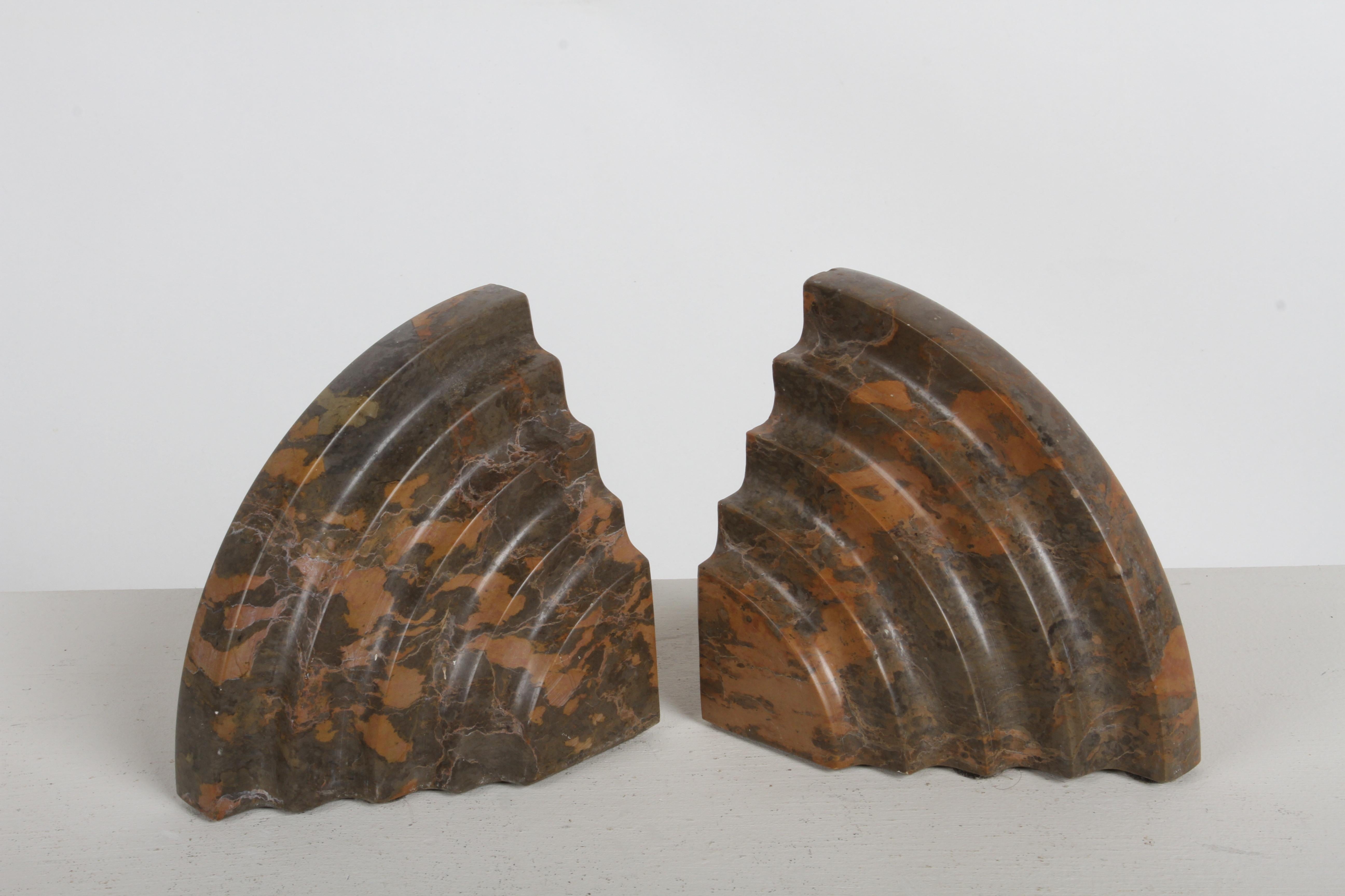 Art déco Paire de serre-livres en marbre cintré en forme de cascade concentrique Art Déco français en vente