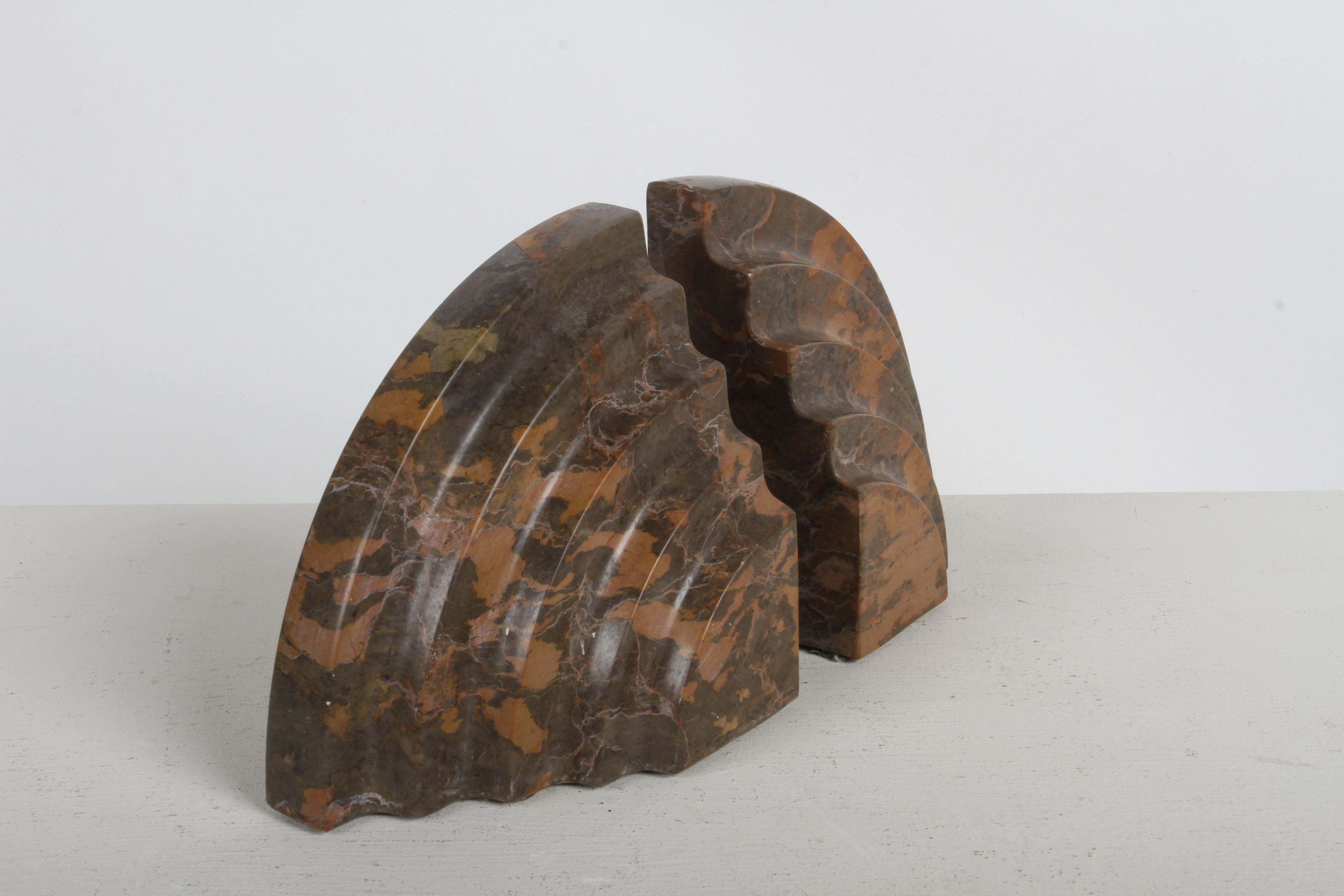 Français Paire de serre-livres en marbre cintré en forme de cascade concentrique Art Déco français en vente