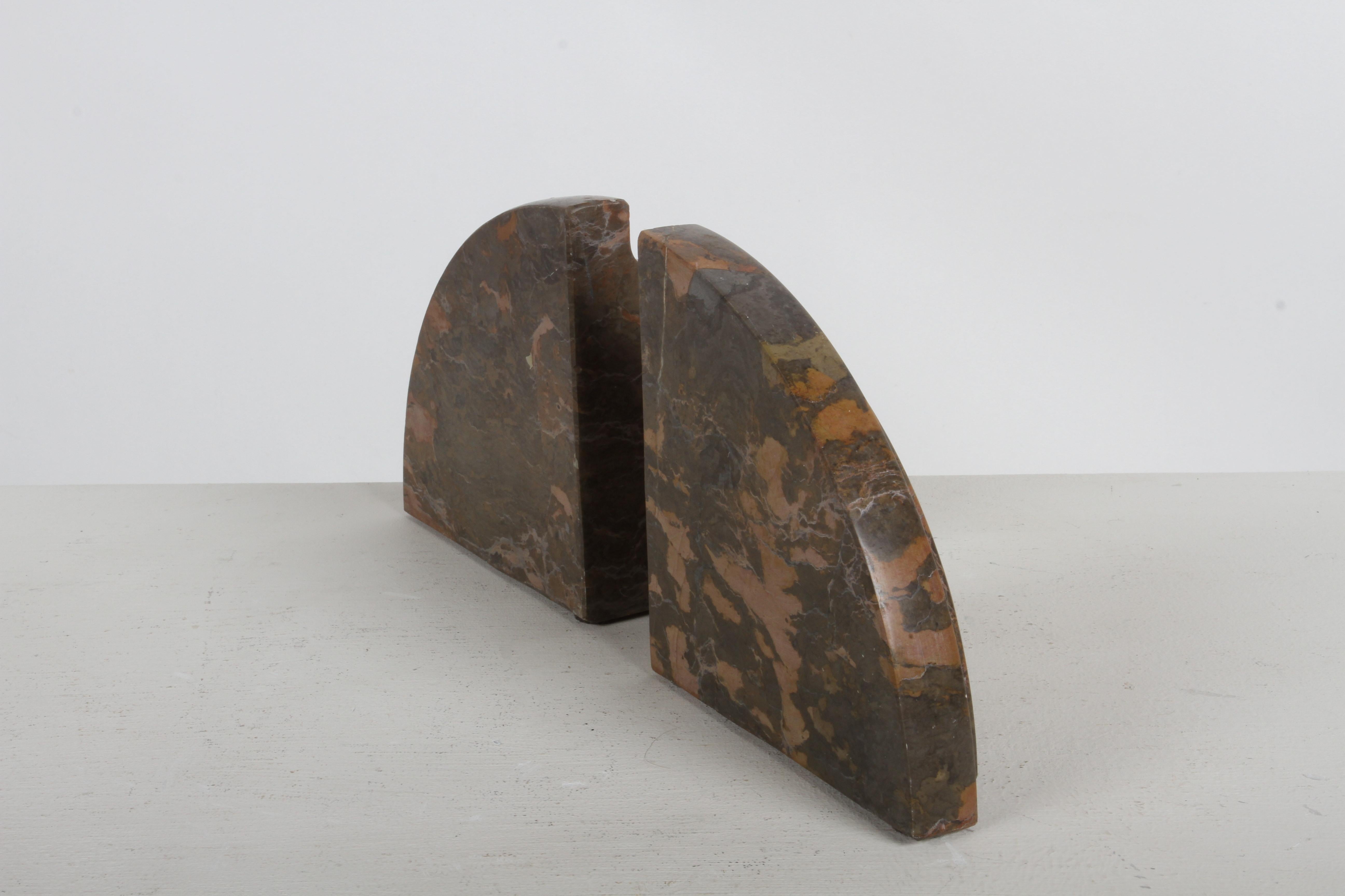 Milieu du XXe siècle Paire de serre-livres en marbre cintré en forme de cascade concentrique Art Déco français en vente