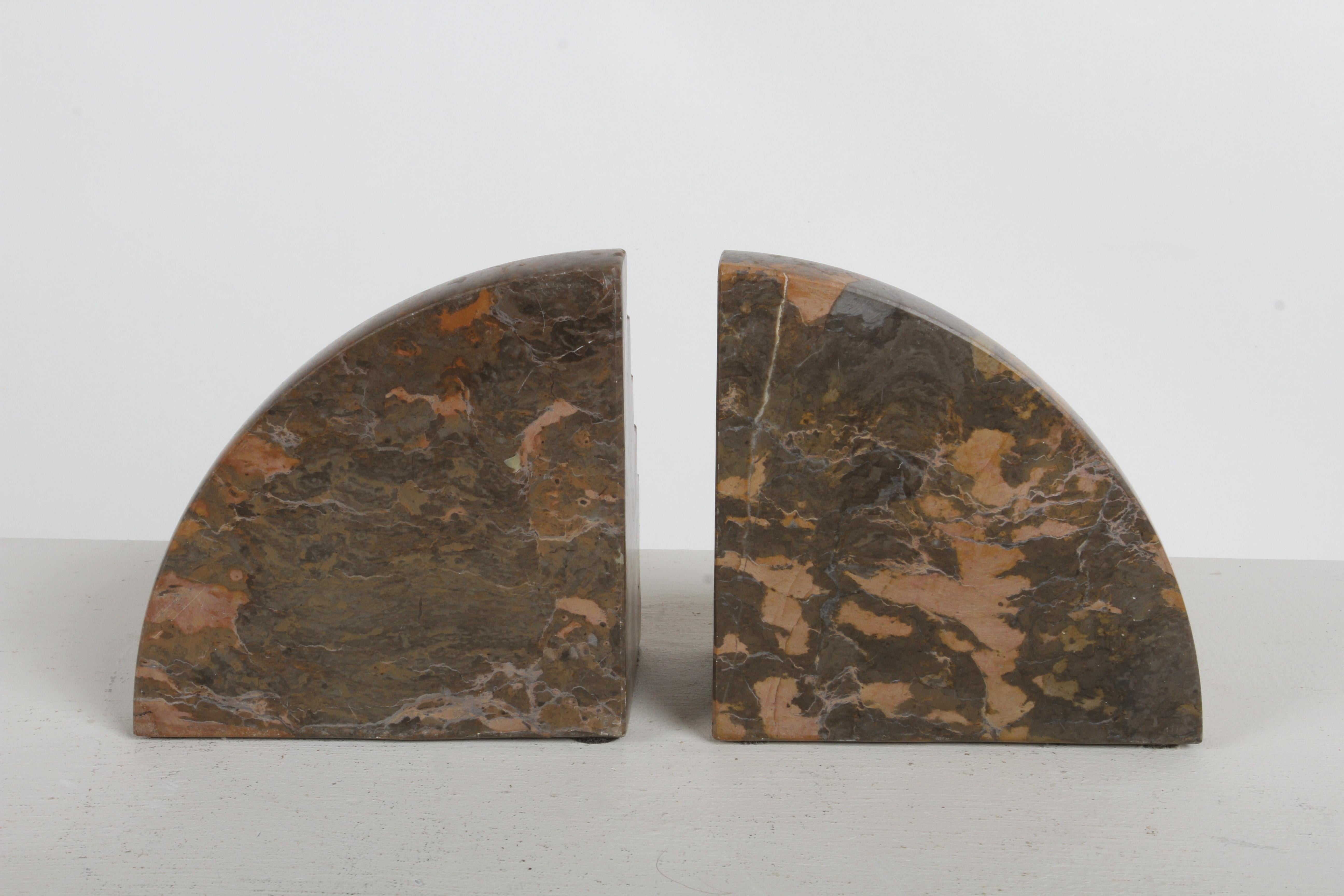 Marbre Paire de serre-livres en marbre cintré en forme de cascade concentrique Art Déco français en vente