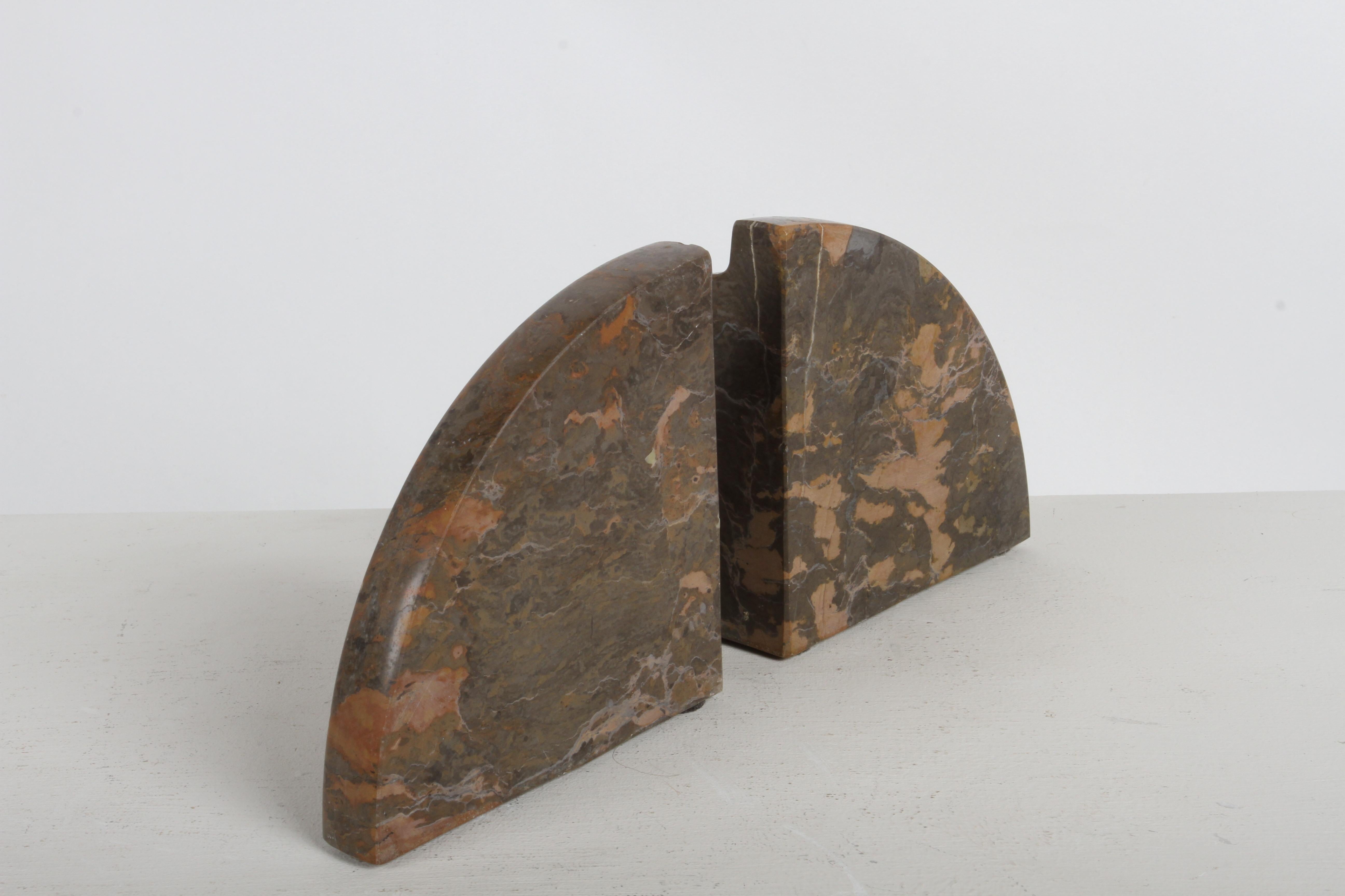 Paire de serre-livres en marbre cintré en forme de cascade concentrique Art Déco français en vente 1
