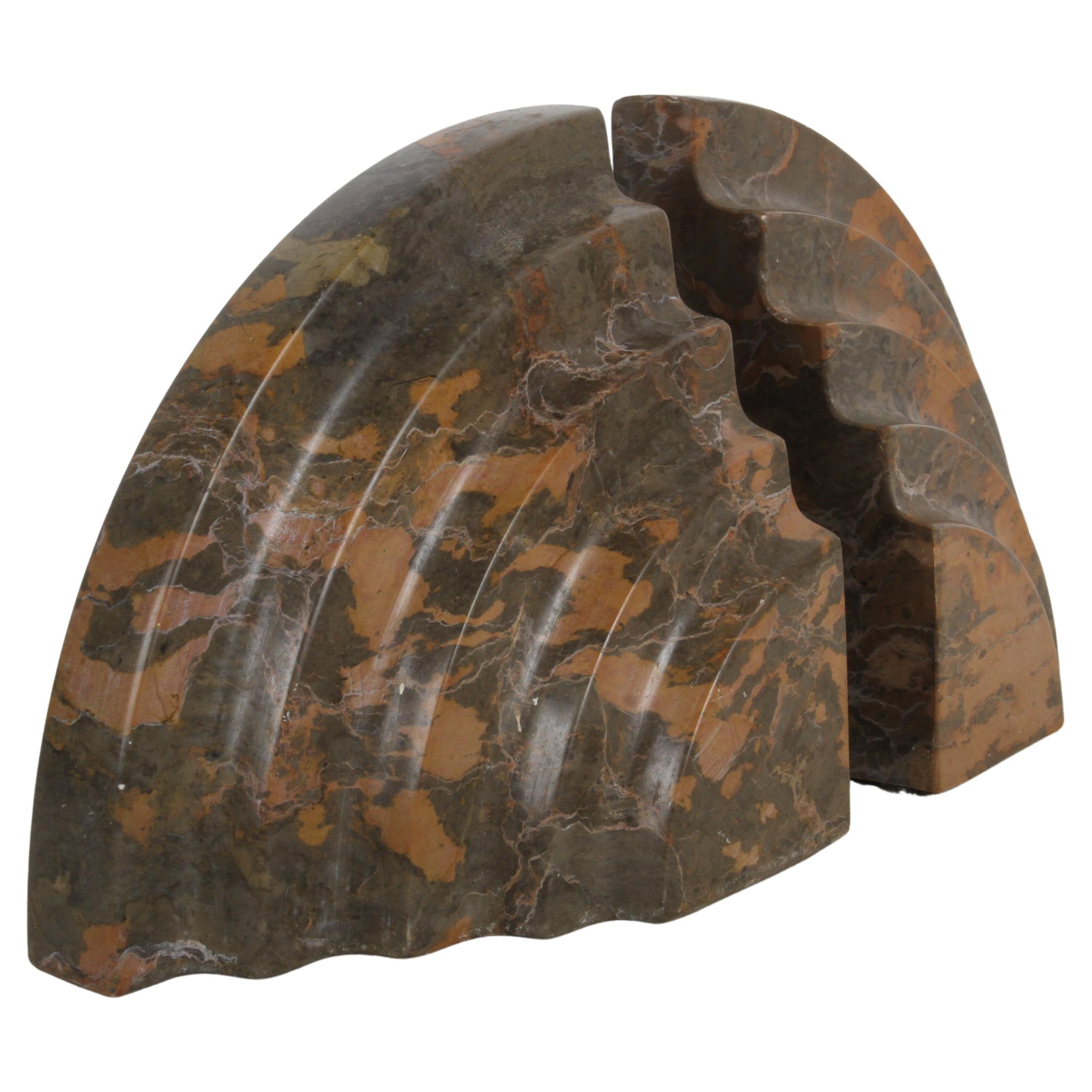 Paire de serre-livres en marbre cintré en forme de cascade concentrique Art Déco français en vente