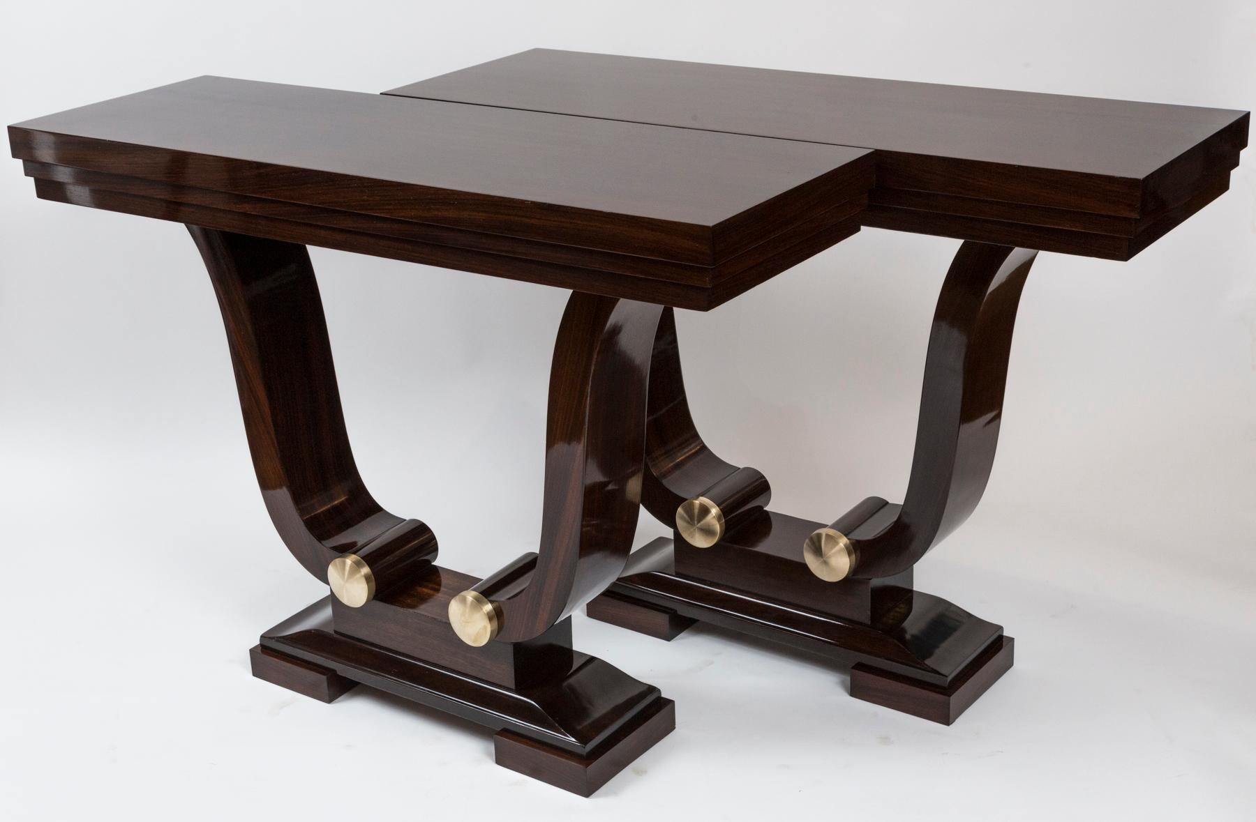 Small pair of tulip-shaped console tables with rectangular stepped plateaus on a lovely undulating base with brass detailing and adorned with beautiful exotic matchbook veneer
Origin: France
Period: circa 1930
Condition: Refurbished & finely