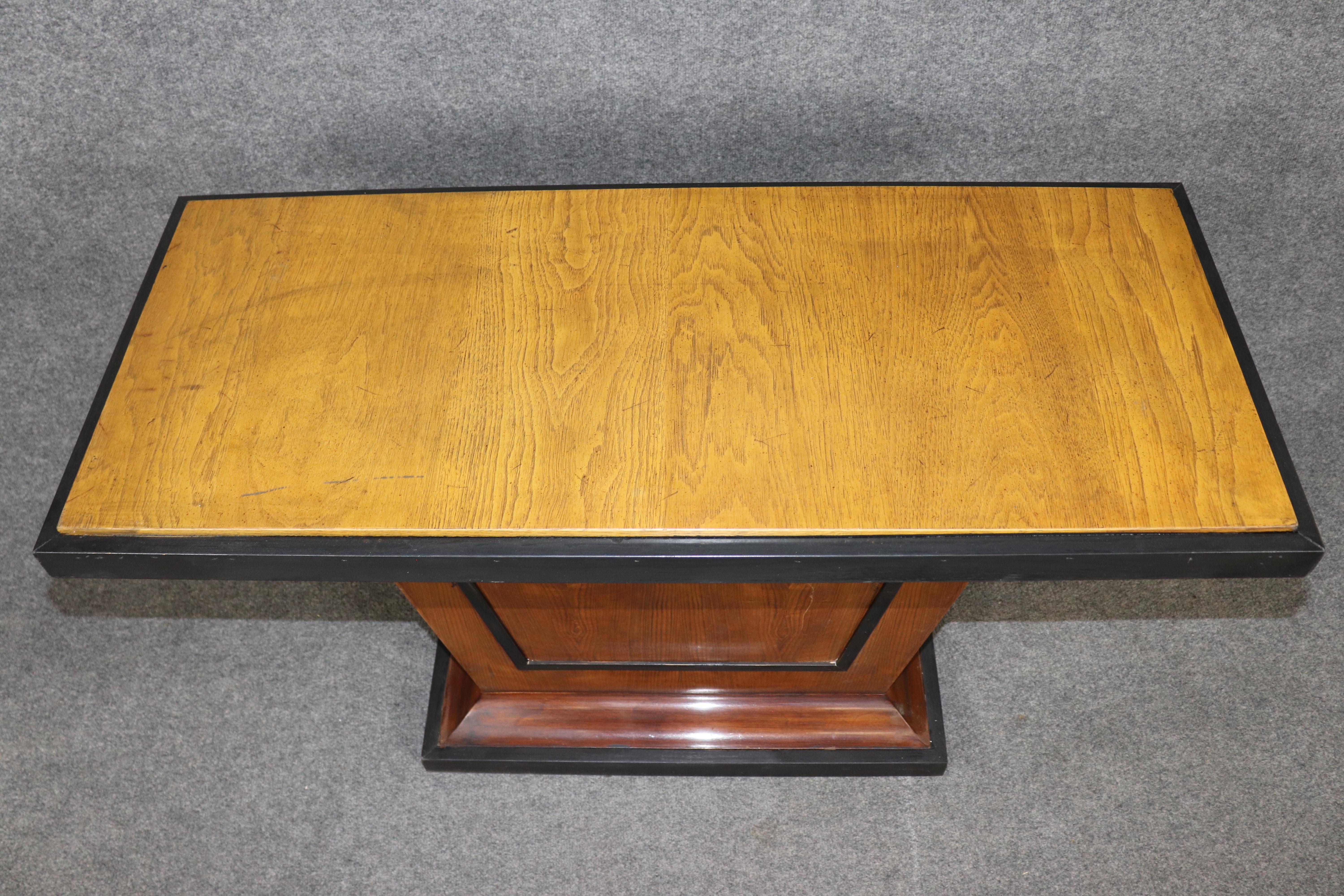 Pair of French Art Deco Console Tables in the Manner of Ruhlmann For Sale 1