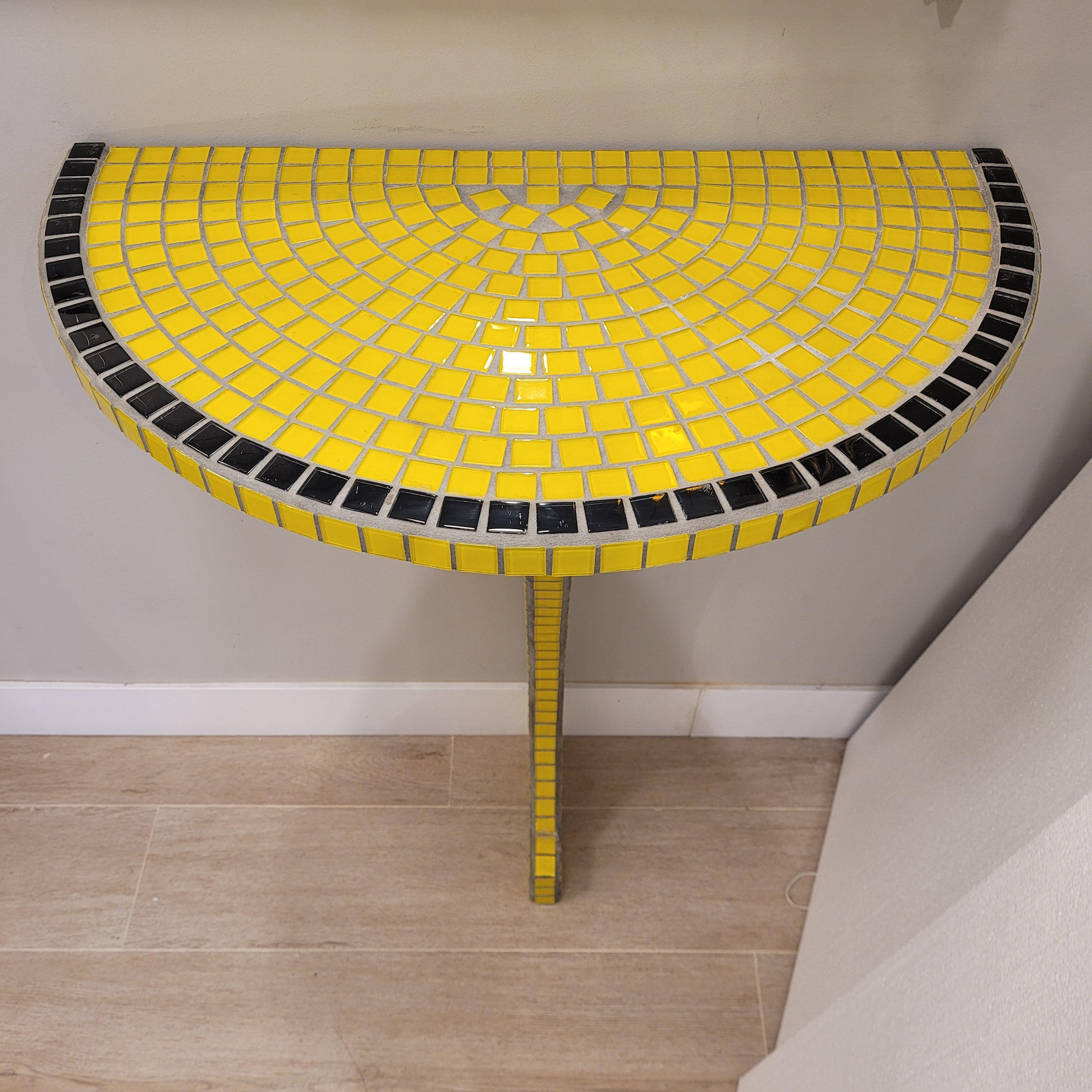 Paire de consoles art déco françaises, verre jaune et noir, consoles murales. en vente 2