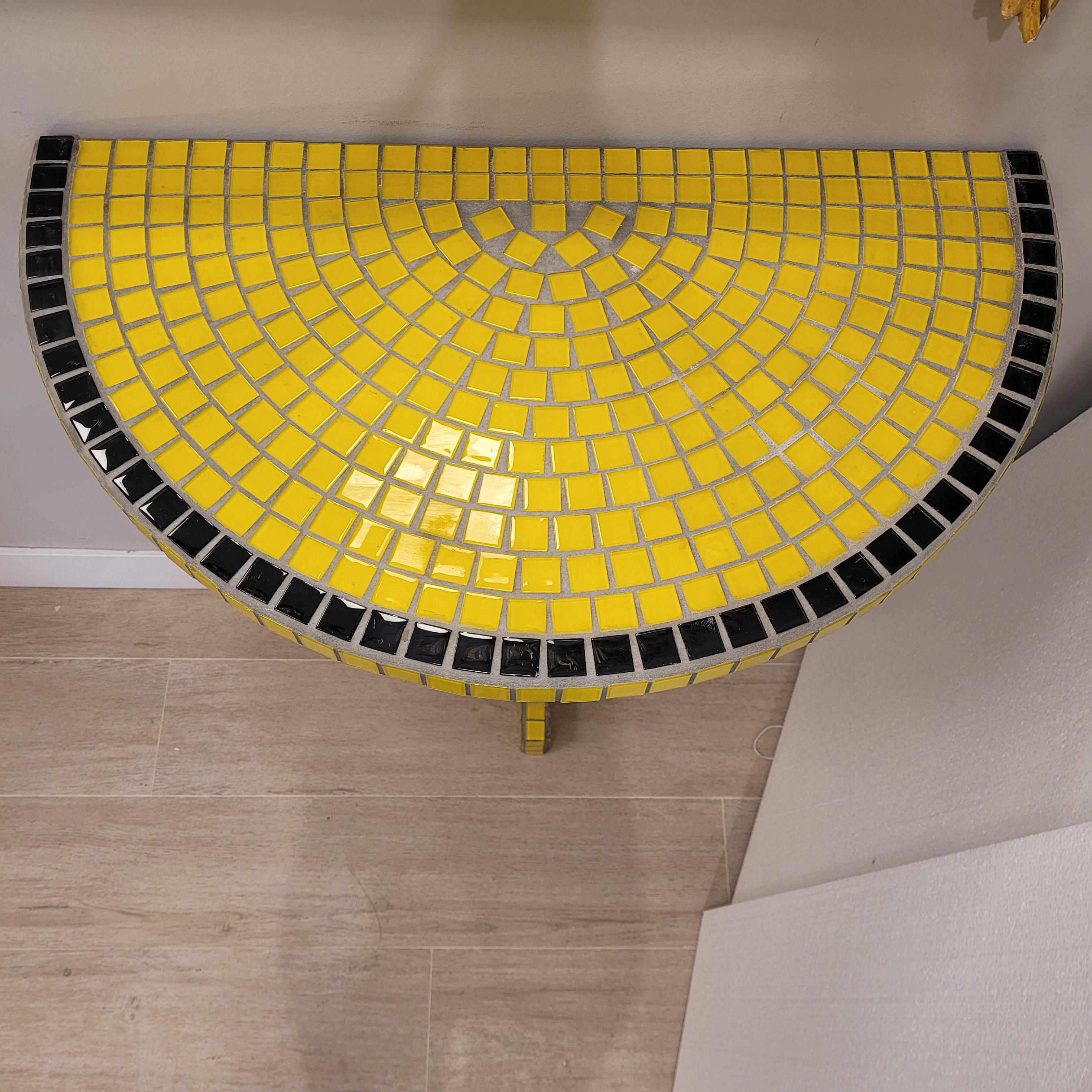 Paire de consoles art déco françaises, verre jaune et noir, consoles murales. en vente 3
