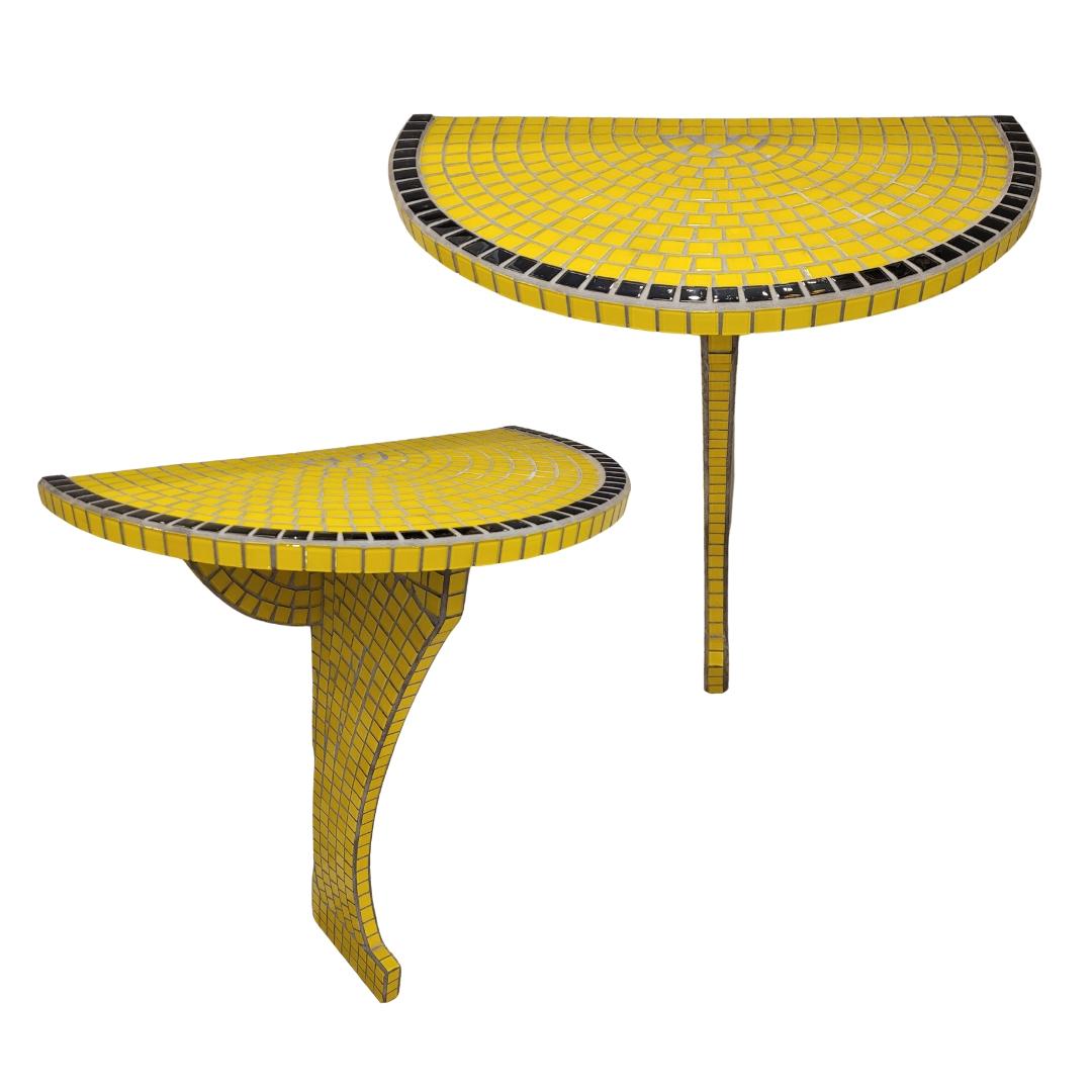 Incroyable et incroyable  paire de consoles art déco françaises en mosaïque de carreaux de verre émaillé jaune et noir amalgamés au ciment sur une âme en bois.
Avec un profil semi-sphérique, en demi-lune, ils reposent sur un pied central qui est