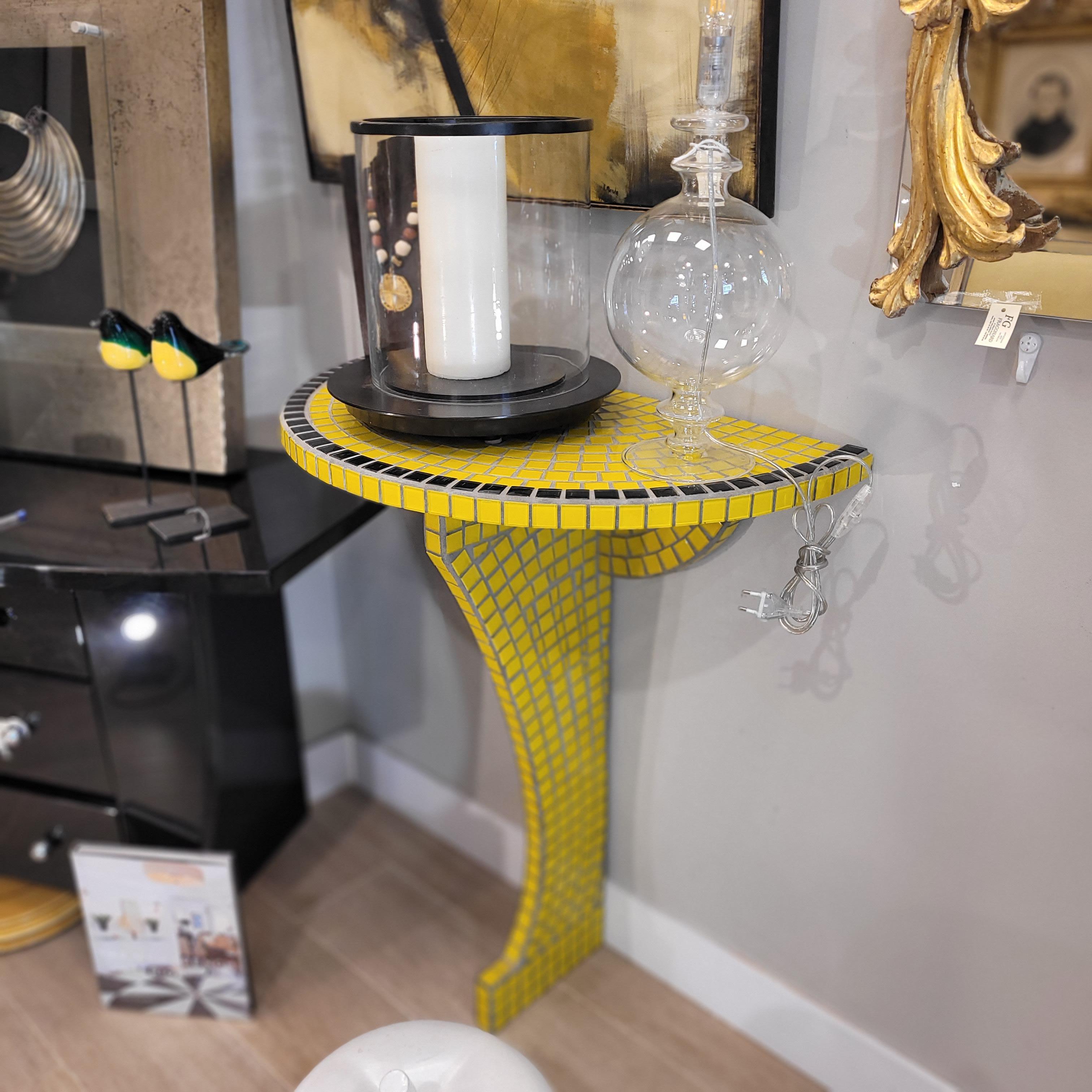 Milieu du XXe siècle Paire de consoles art déco françaises, verre jaune et noir, consoles murales. en vente