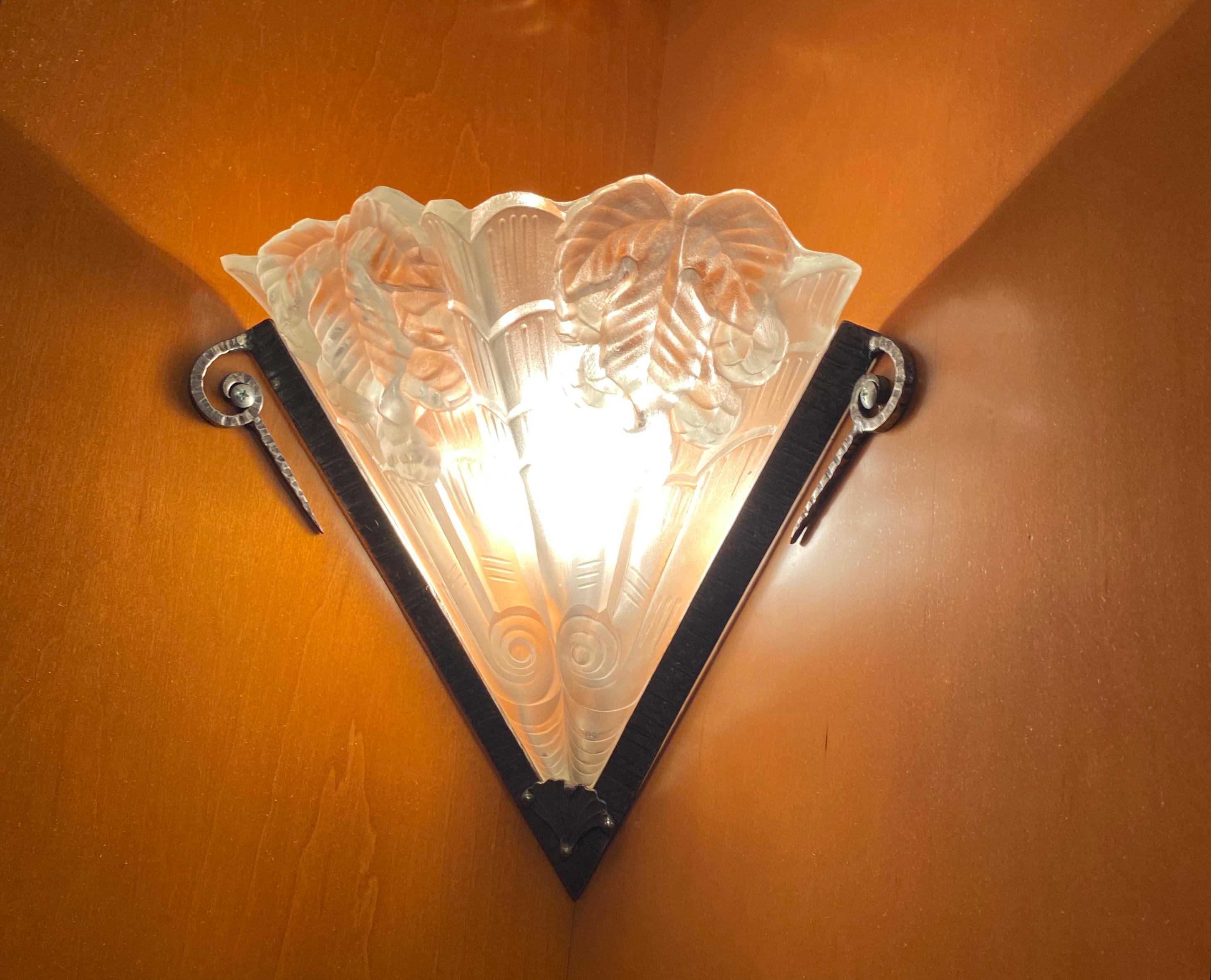 20th Century Pair of French Art Deco Corner Wall Sconces by Noverdy For Sale