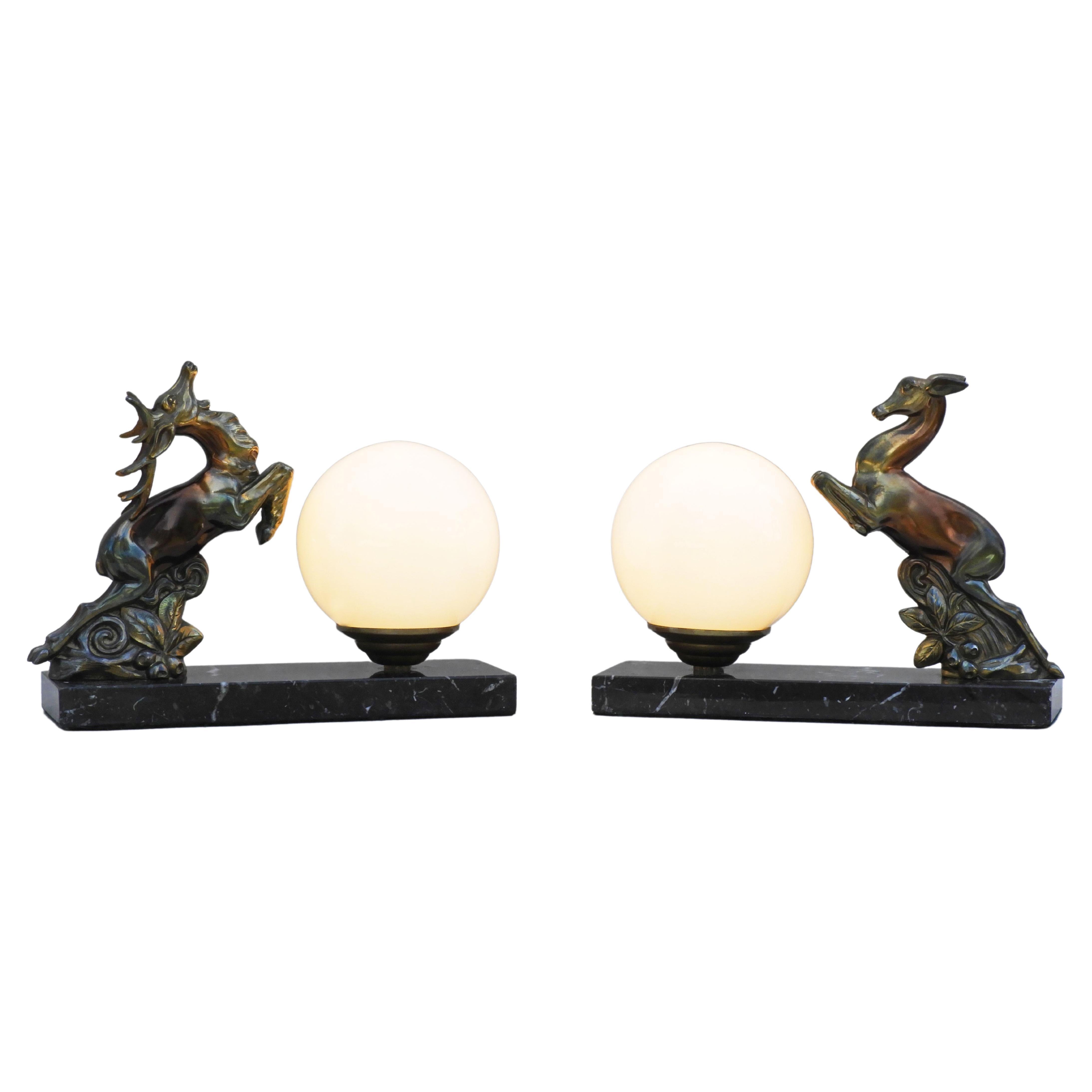 Paar französische Art-Déco-Tischlampen oder Nachtlichtskulpturen aus Hirsch, um 1930
