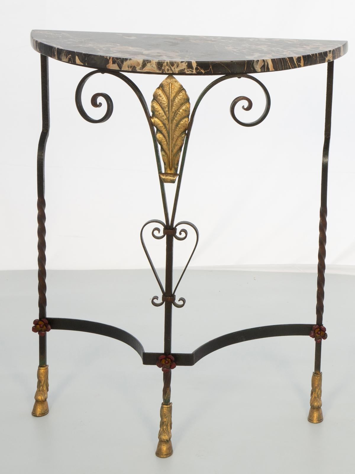 Paar französische Art Deco Demilune-Konsolen aus Schmiedeeisen mit Marmorauflagen im Angebot 3