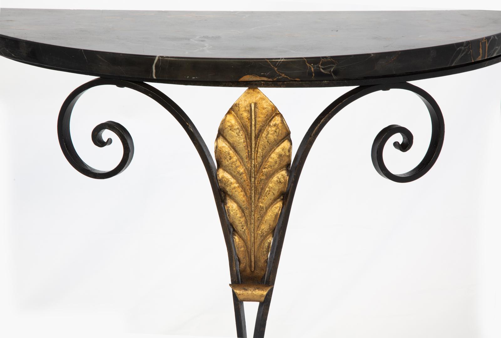 Paar französische Art Deco Demilune-Konsolen aus Schmiedeeisen mit Marmorauflagen im Angebot 5