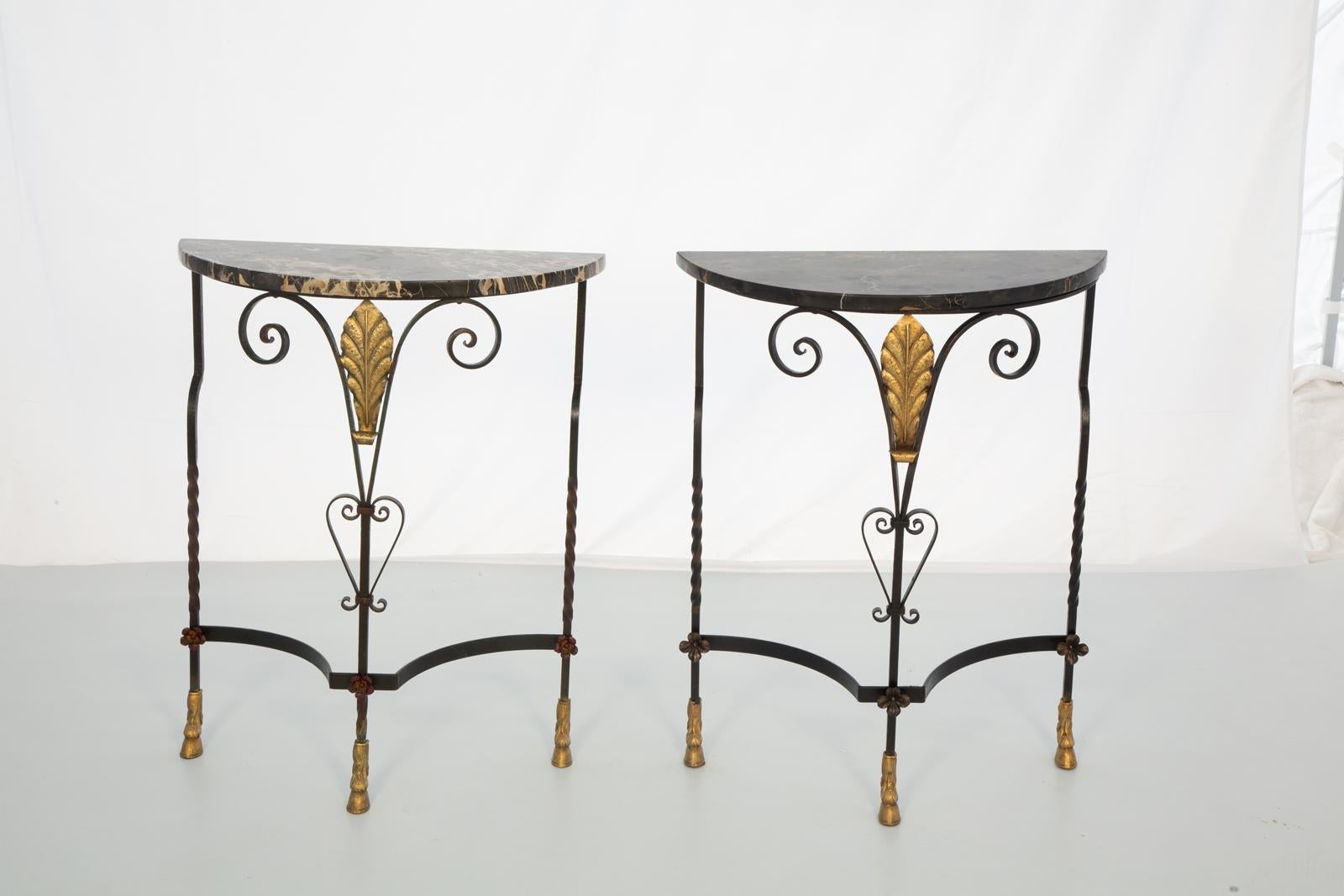 Paar französische Art Deco Demilune-Konsolen aus Schmiedeeisen mit Marmorauflagen im Angebot 6
