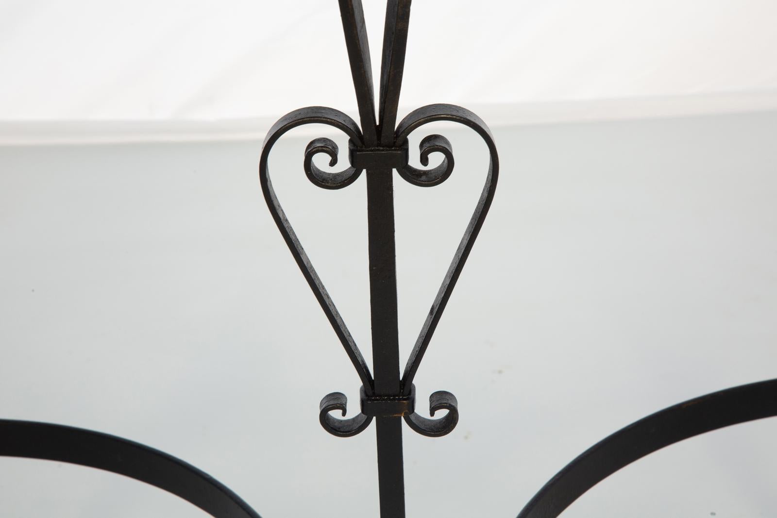 Paar französische Art Deco Demilune-Konsolen aus Schmiedeeisen mit Marmorauflagen (Art déco) im Angebot