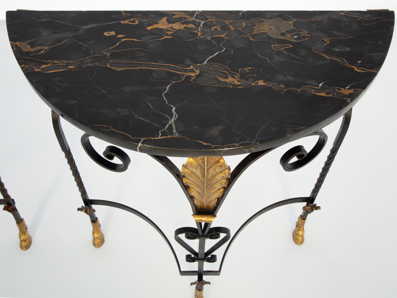 Paar französische Art Deco Demilune-Konsolen aus Schmiedeeisen mit Marmorauflagen (Französisch) im Angebot
